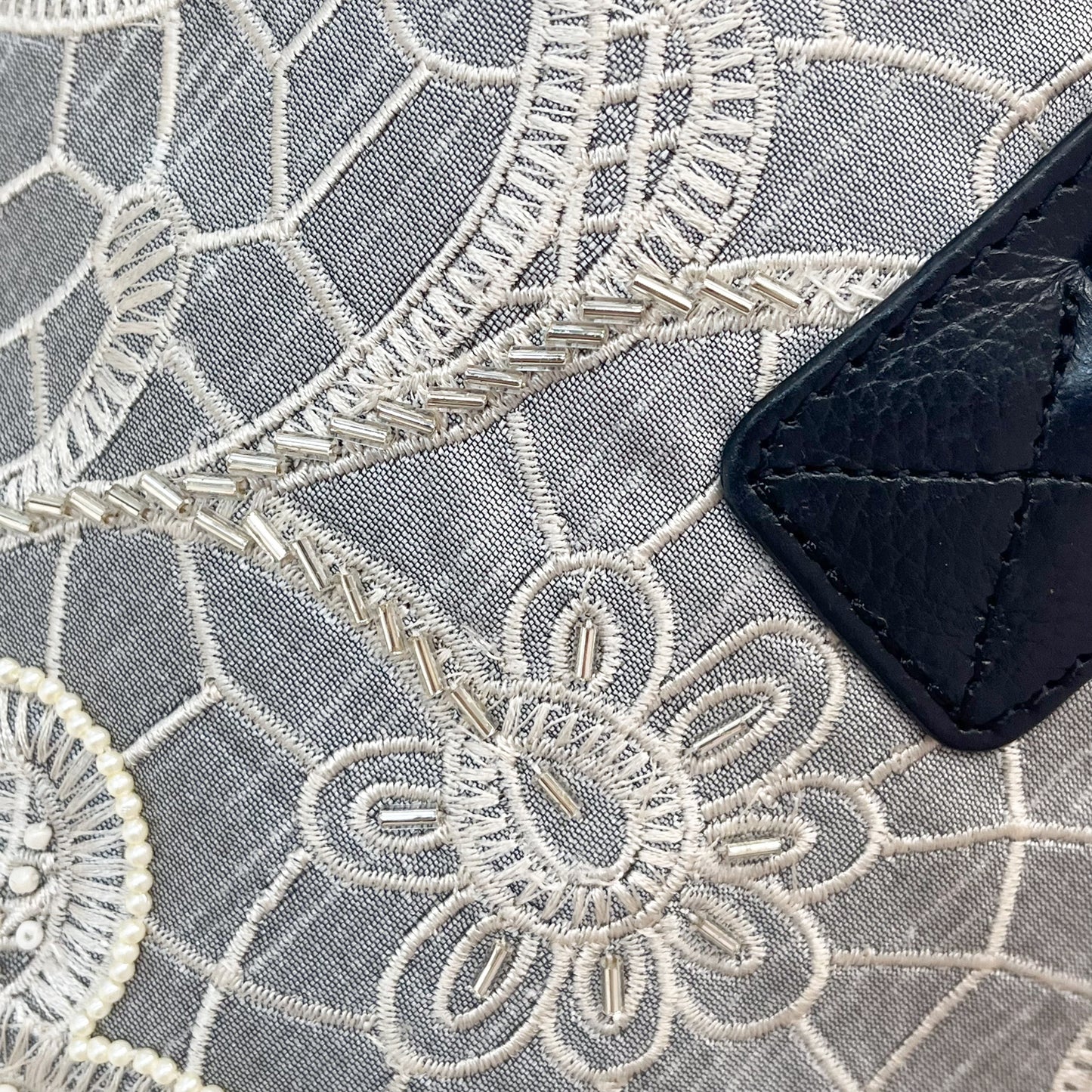 ビーズ刺繍 ポリエステルショルダーバッグ (グレー/ホワイト)
