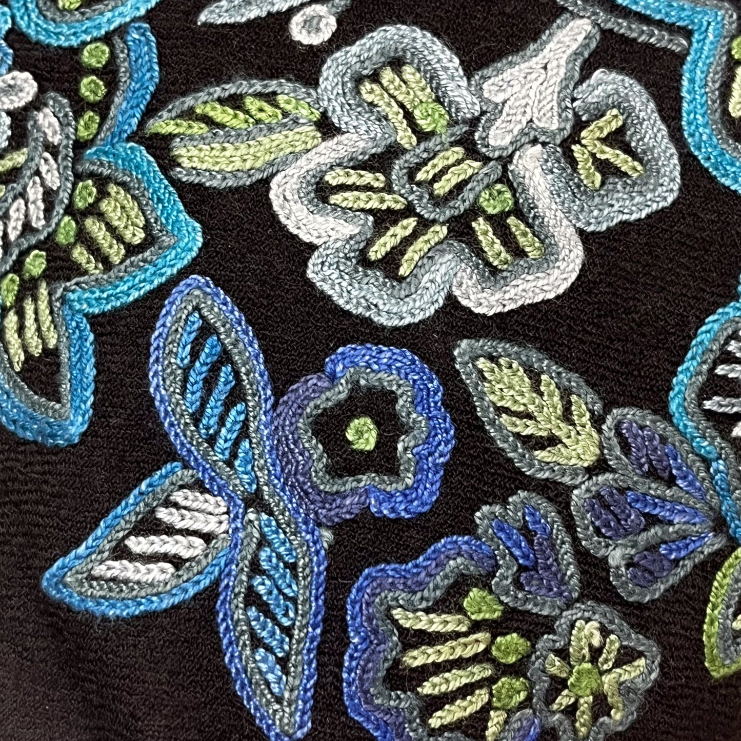 Arry hand-embroidered flower motif shoulder bag 21 cm x 31 cm (black/blue)