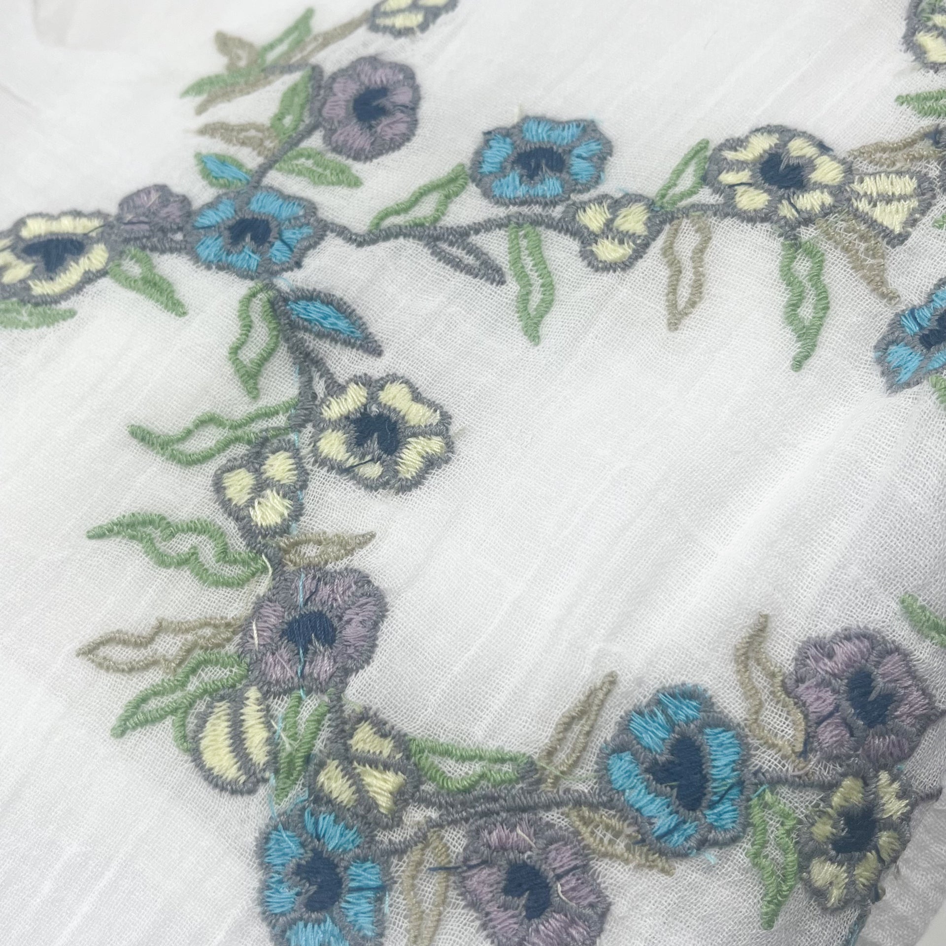 【３万✨】刺繍　ブルー　ホワイト　可憐　花柄　ノースリーブワンピース 楊柳コットン マシン刺繍入り ノースリーブワンピース – TARA BLANCA