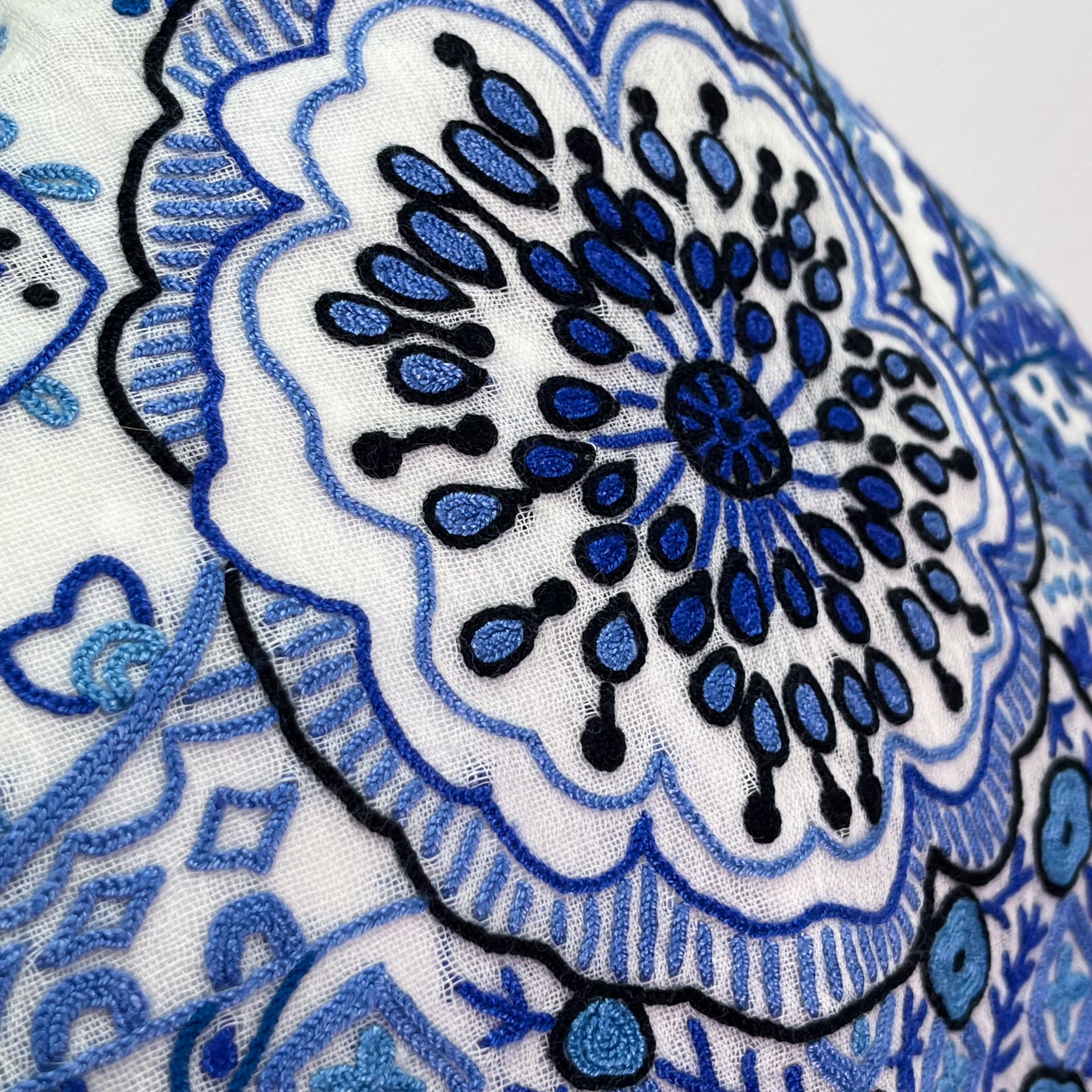 Arabesque 薄手ウール&シルク アリー手刺繍ストール (ホワイト/ライト