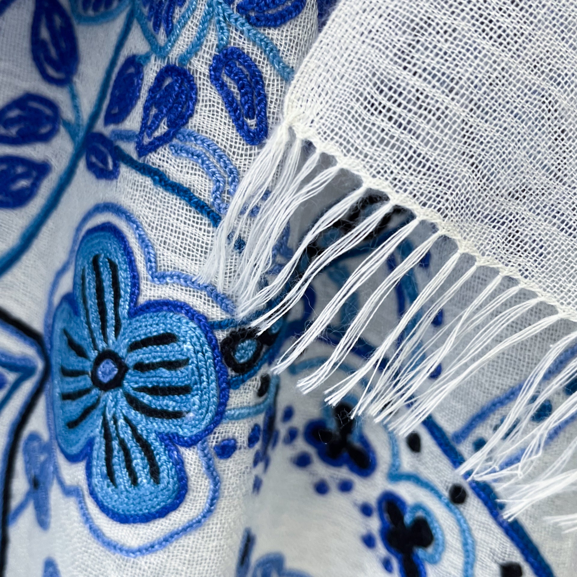 Arabesque 薄手ウール&シルク アリー手刺繍ストール (ホワイト/ライト