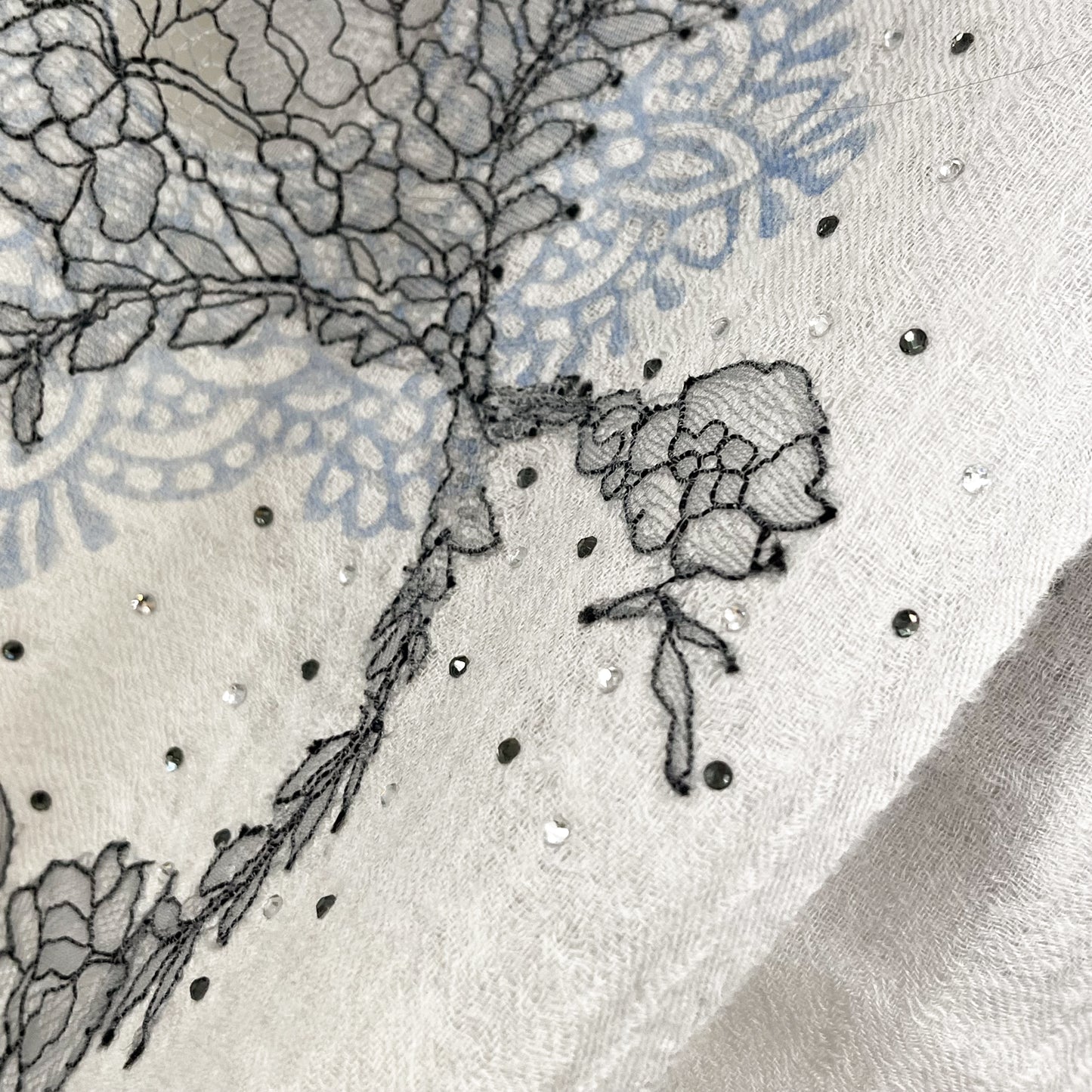 レースシリーズ 薄手カシミヤ レースストール (ホワイト-グレーグラデーション)