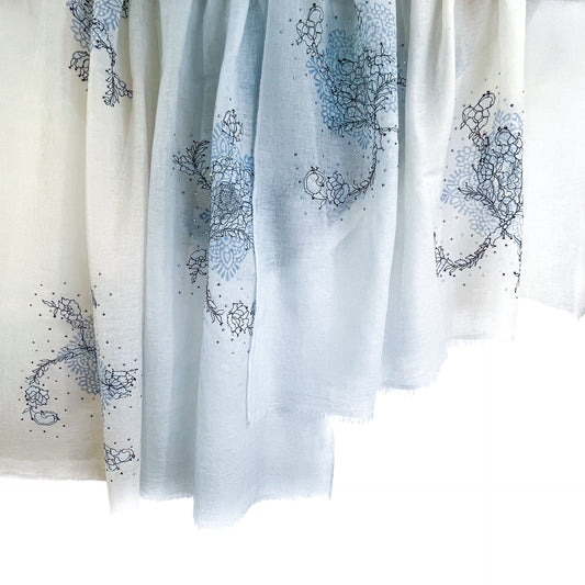 レースシリーズ 薄手カシミヤ レースストール (ホワイト-ライトブルーグラデーション)