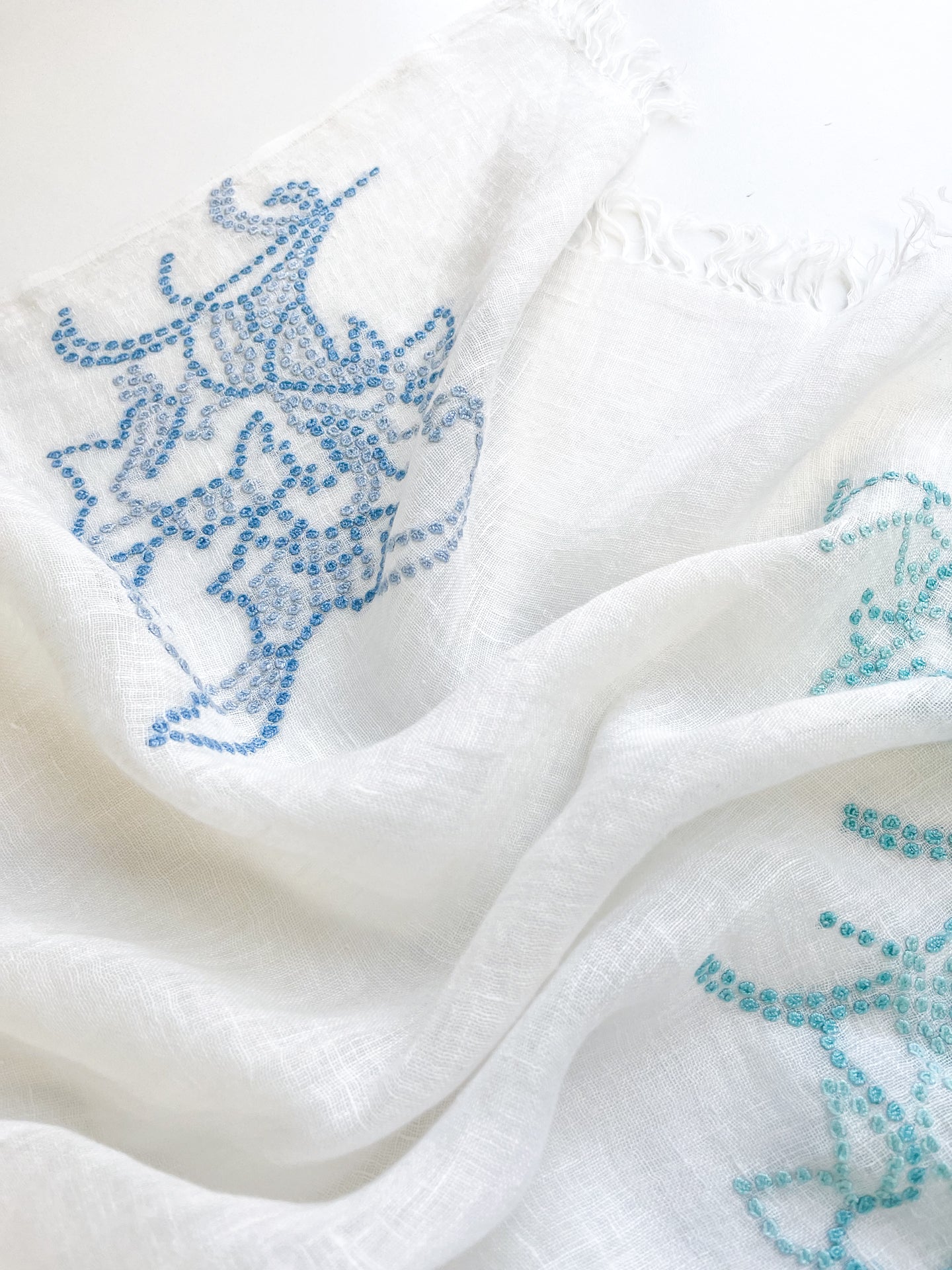 フラワーモチーフ　麻素材 アリー手刺繍ストール (ホワイト)