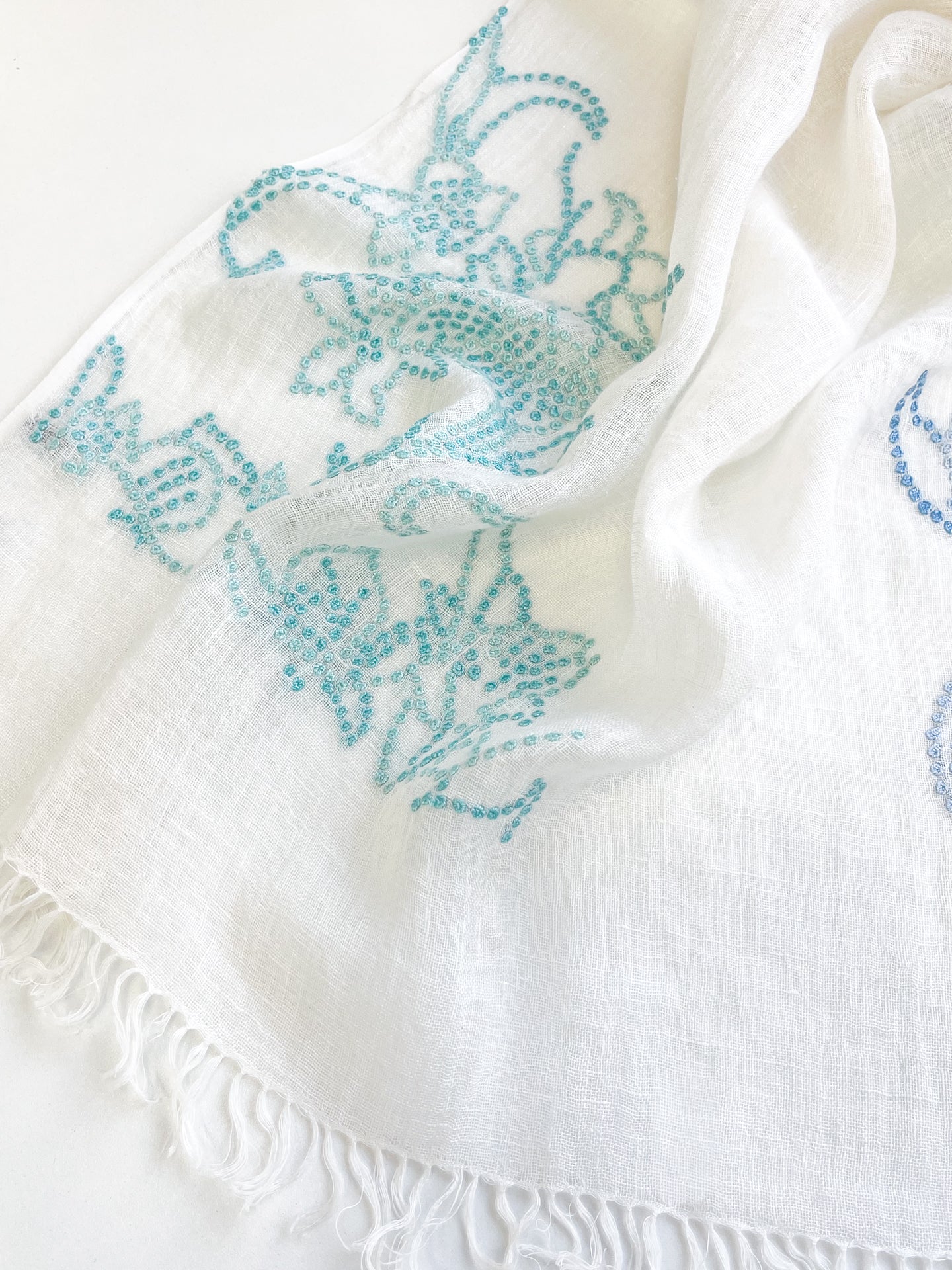 フラワーモチーフ　麻素材 アリー手刺繍ストール (ホワイト)