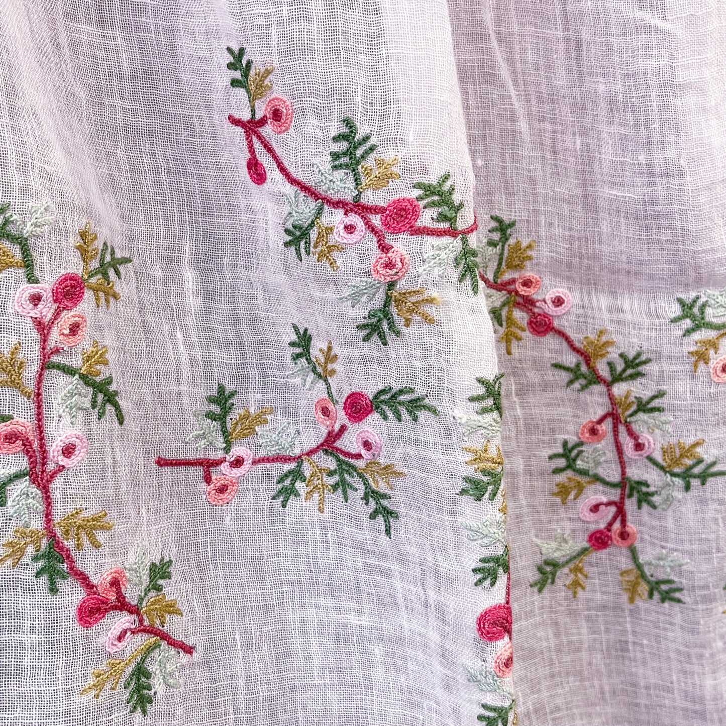 Linen embroidered flower motif stole (light pink)