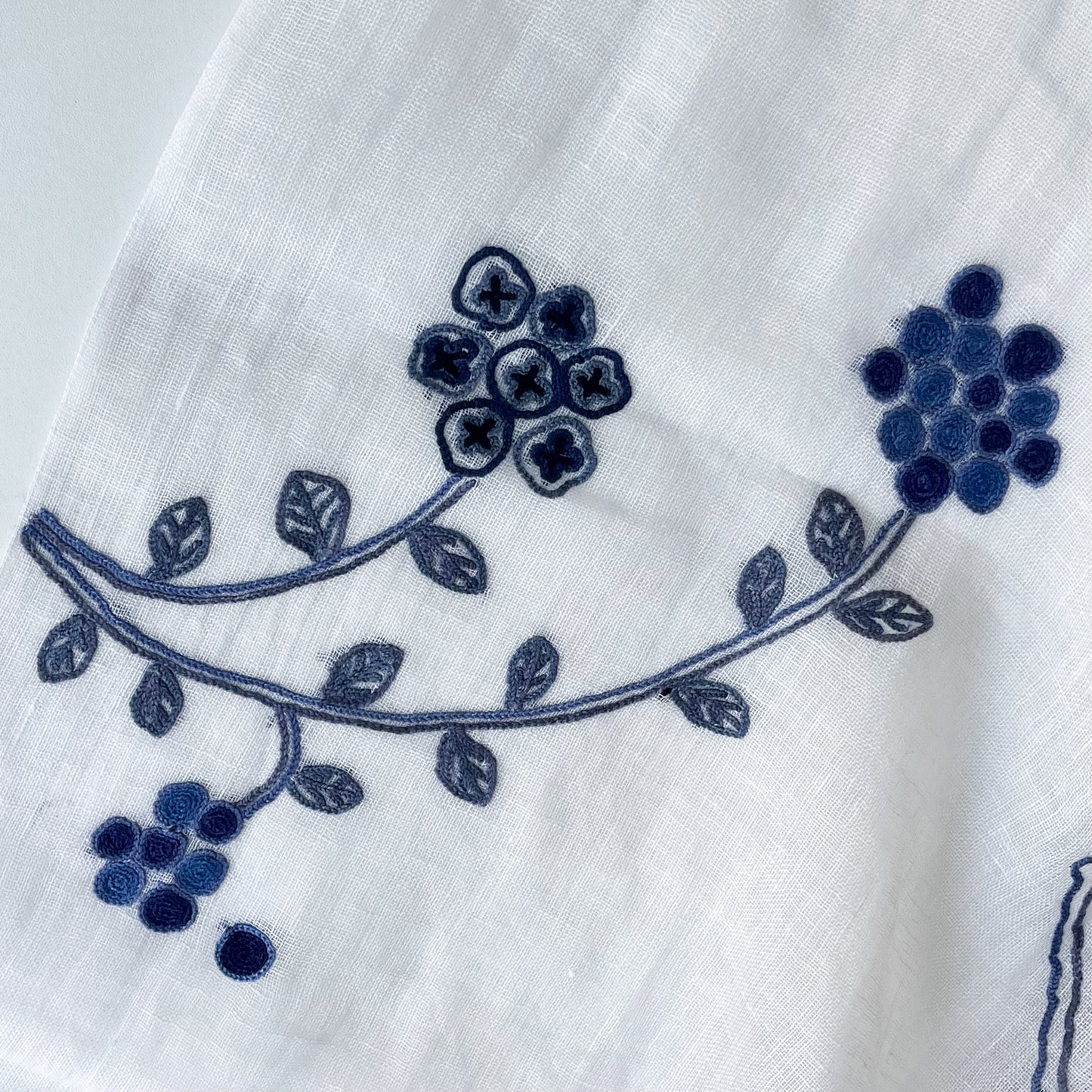 New Holiday Memories 麻素材 手刺繍ストール(ホワイト)