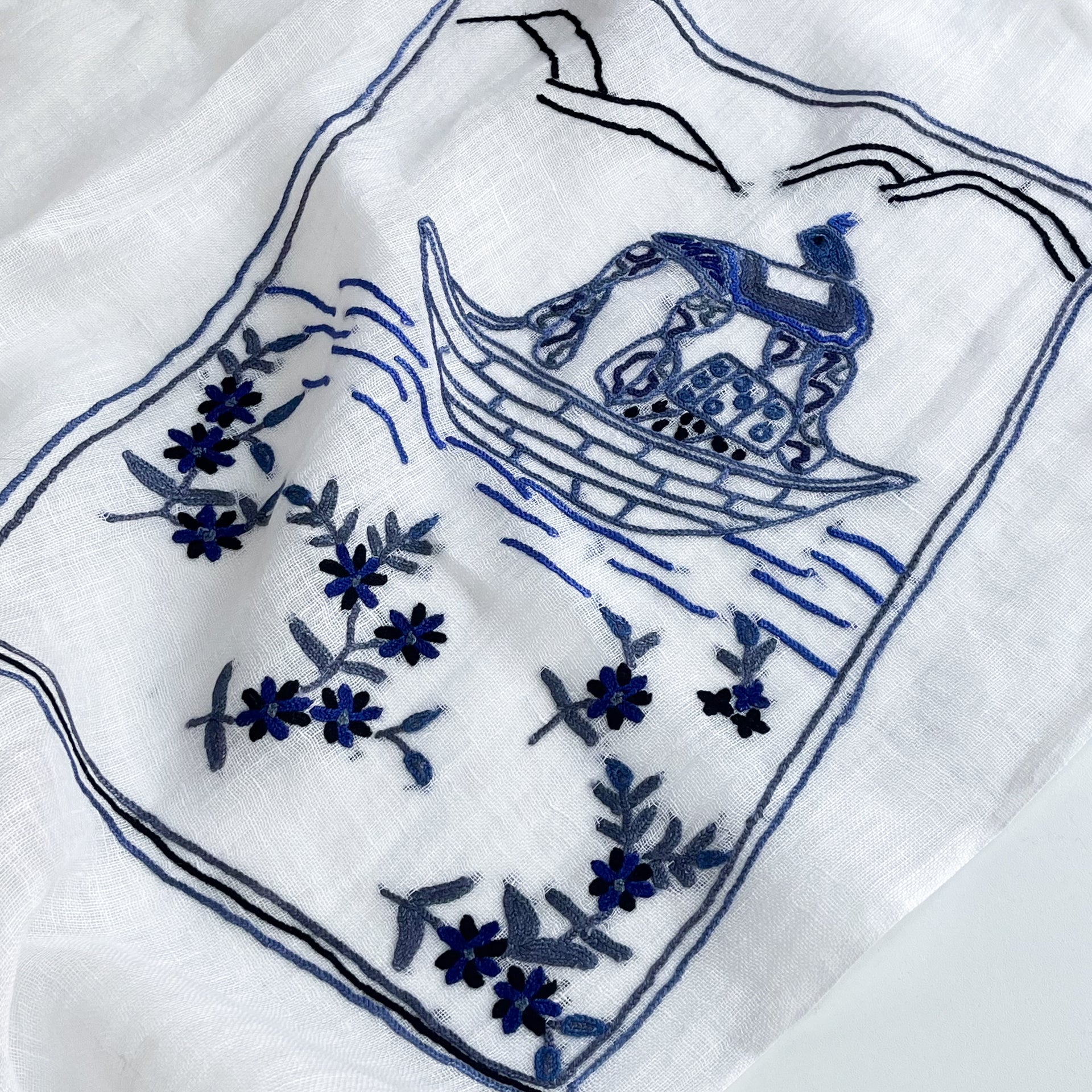 New Holiday Memories 麻素材 手刺繍ストール(ホワイト) – TARA BLANCA