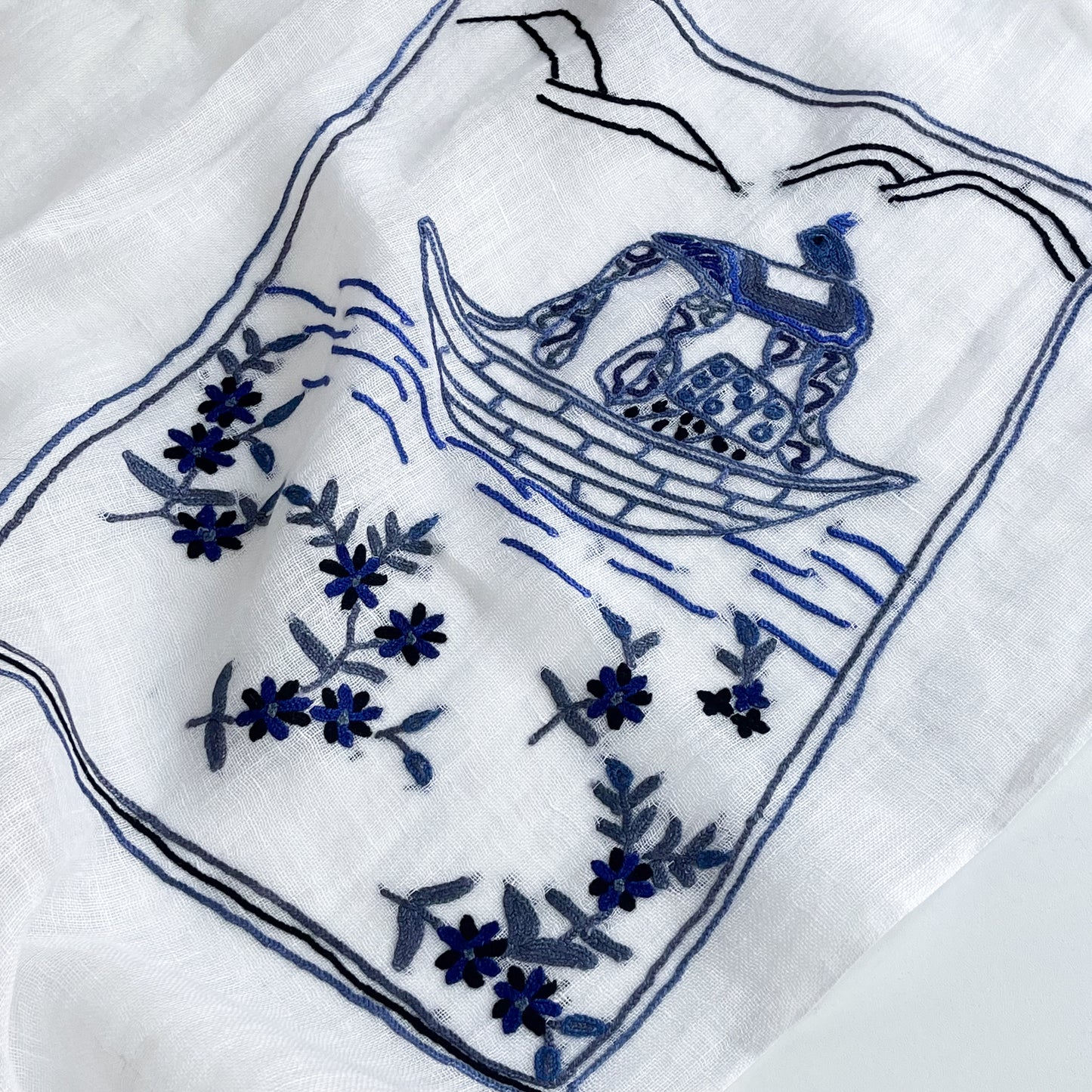 New Holiday Memories 麻素材 手刺繍ストール(ホワイト)
