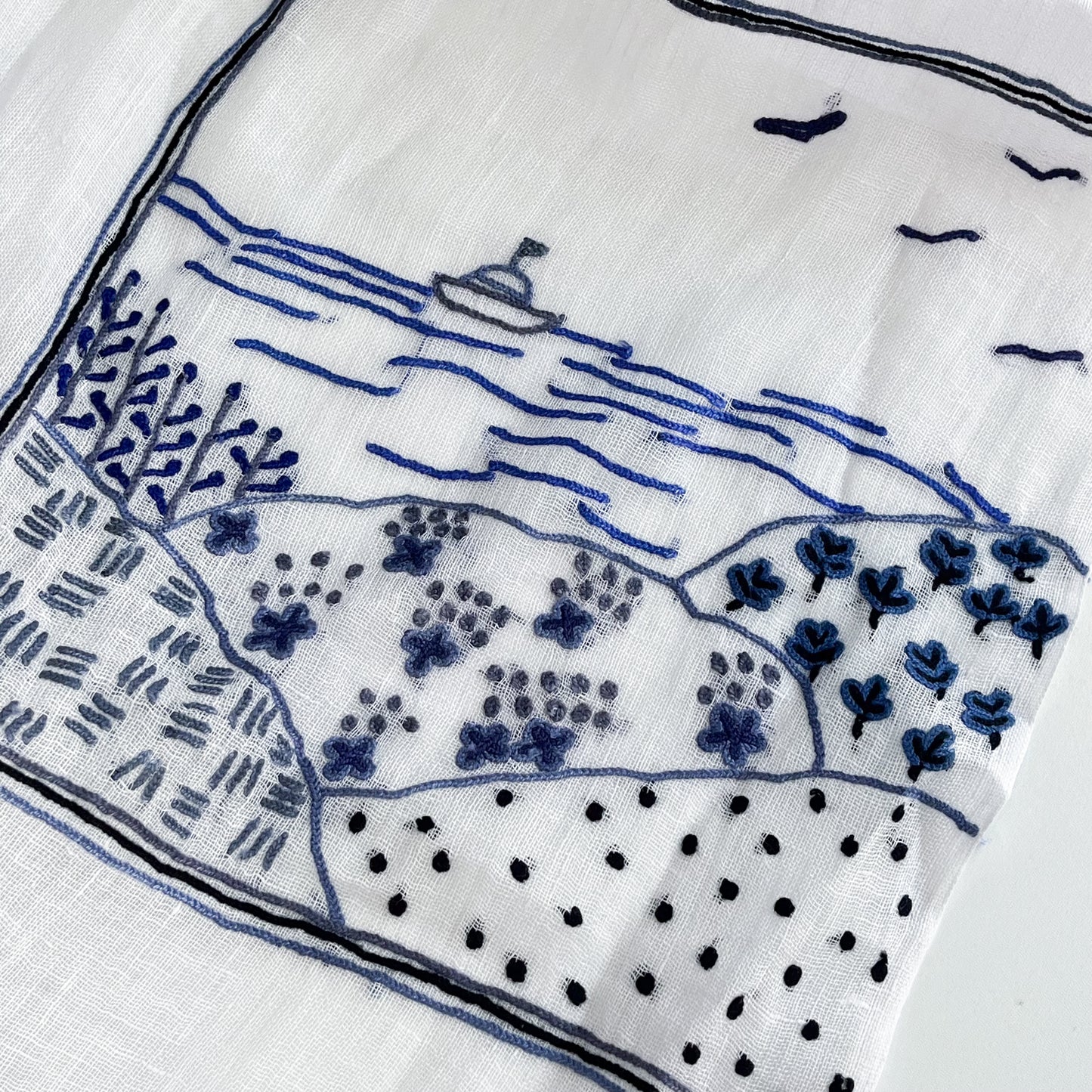 New Holiday Memories 麻素材 手刺繍ストール(ホワイト)