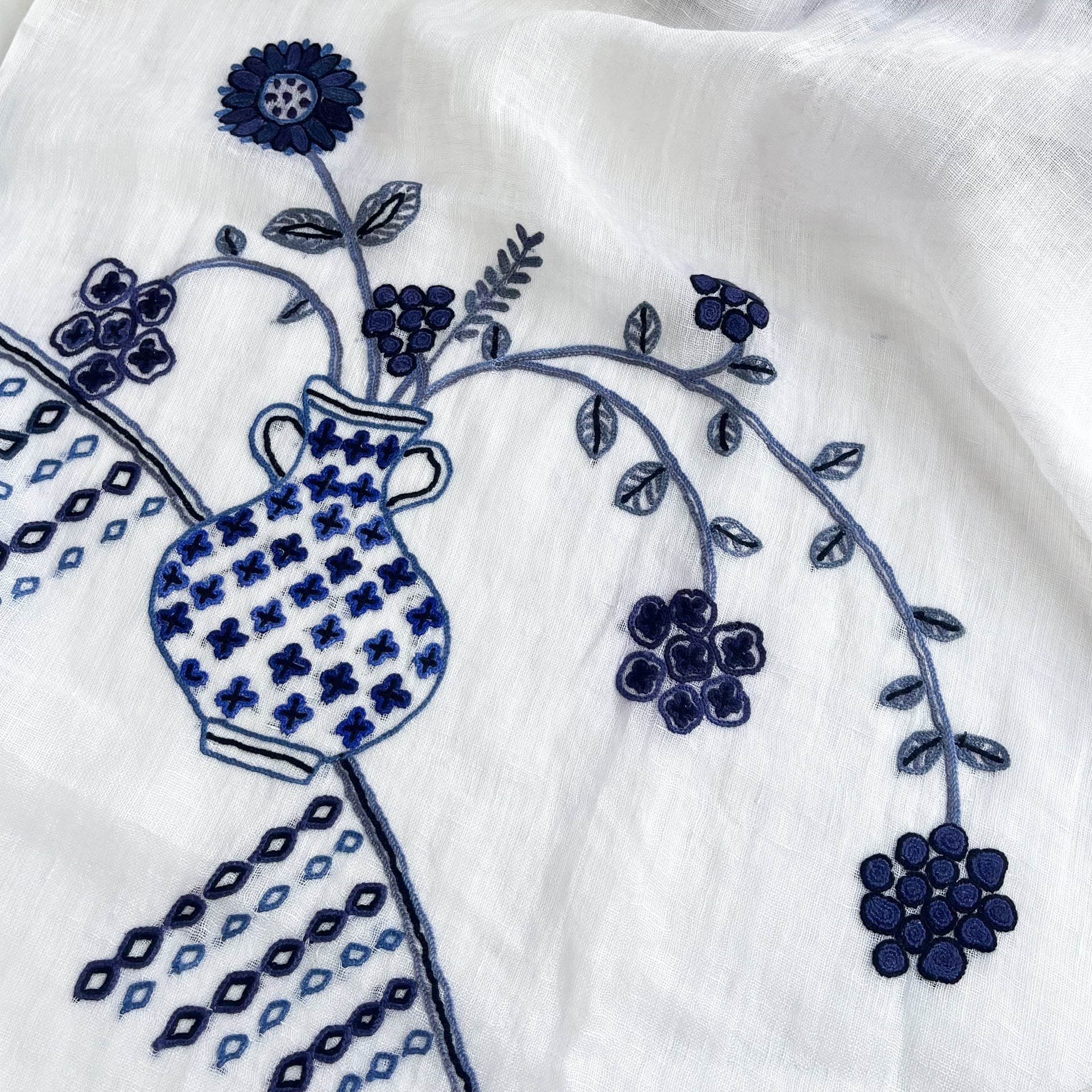 New Holiday Memories 麻素材 手刺繍ストール(ホワイト) – TARA BLANCA