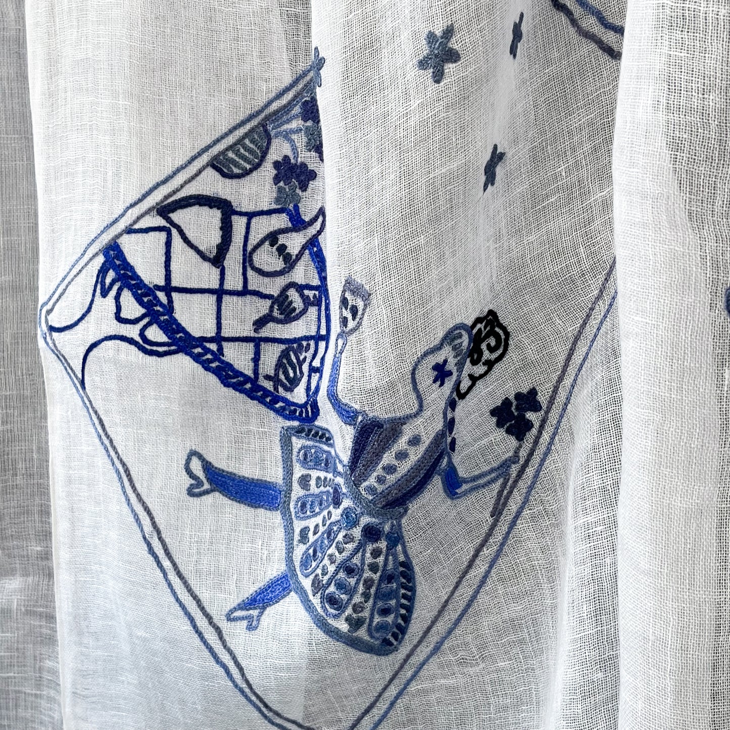 New Holiday Memories 麻素材 手刺繍ストール(ホワイト)