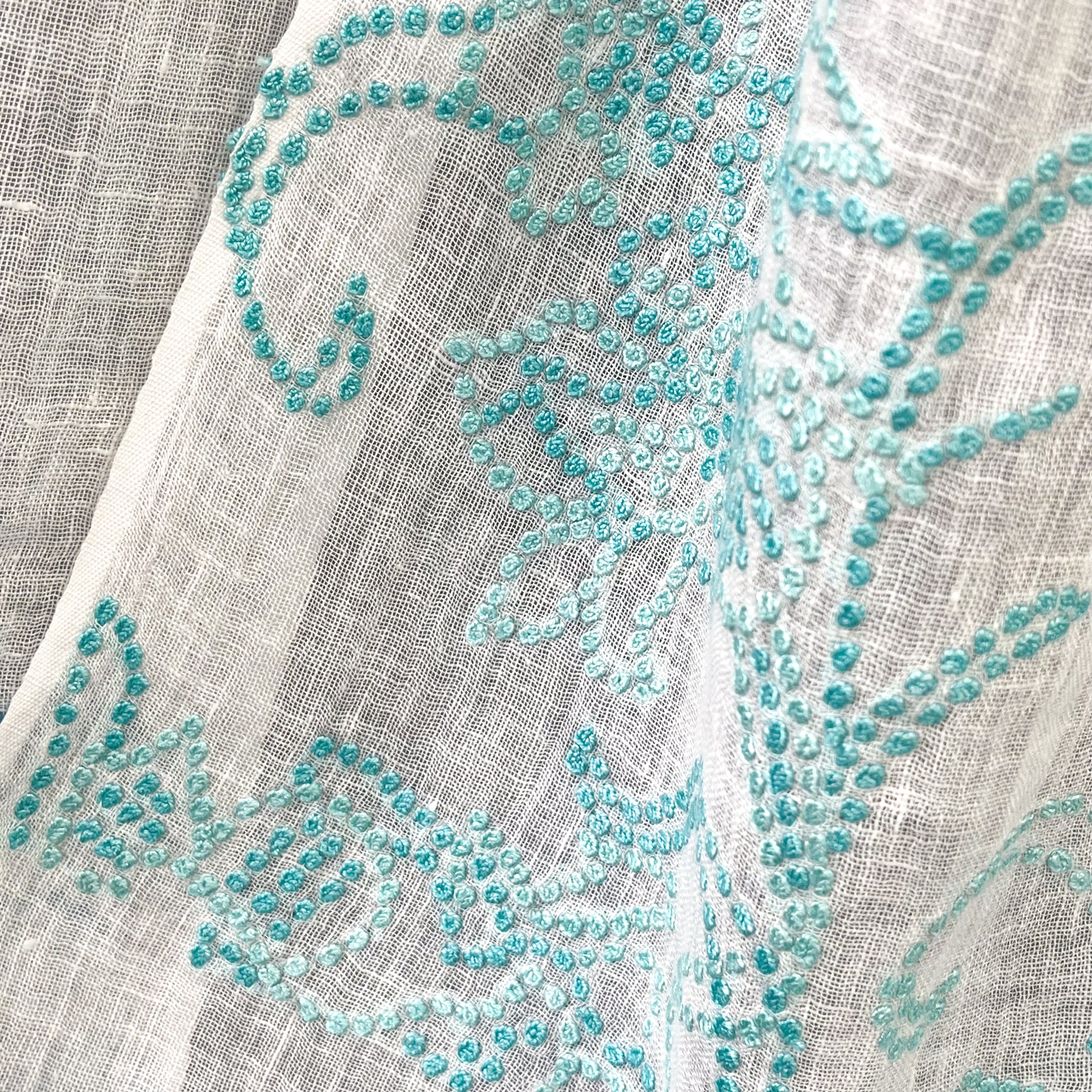 フラワーモチーフ 麻素材 アリー手刺繍ストール (ホワイト) – TARA