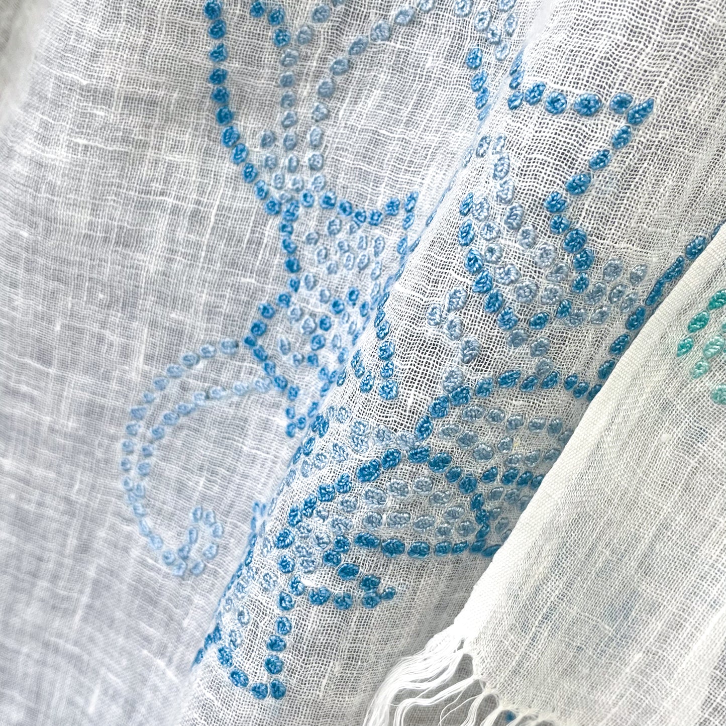 フラワーモチーフ　麻素材 アリー手刺繍ストール (ホワイト)