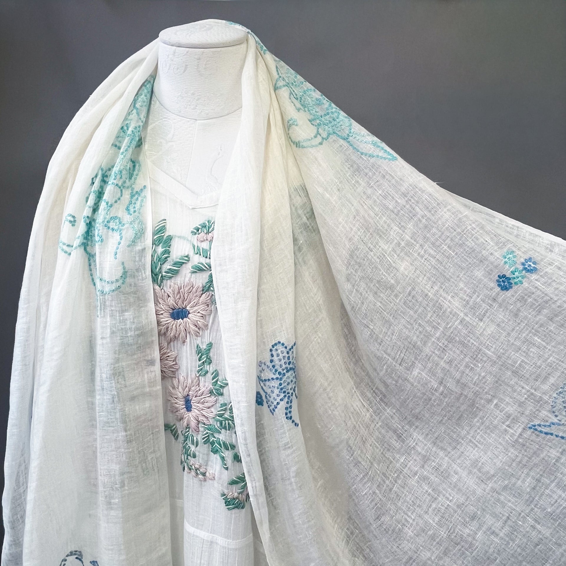 TARA BLANCA 手刺繍大判ストール フラワーモチーフ 麻素材 アリー手刺繍ストール (ホワイト) – TARA