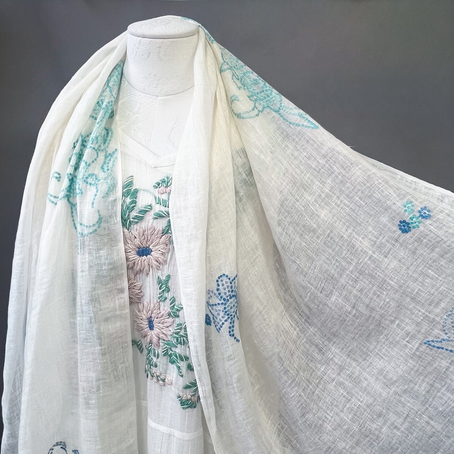 フラワーモチーフ　麻素材 アリー手刺繍ストール (ホワイト)