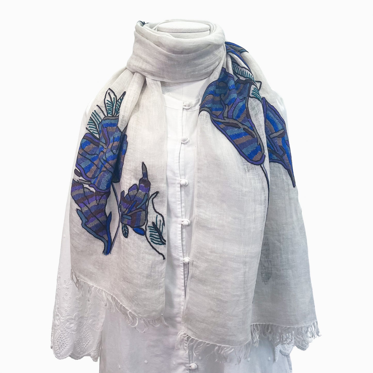 [10% OFF] Flower motif linen Ally hand-embroidered stole (white/navy) S-LA3008N_1305