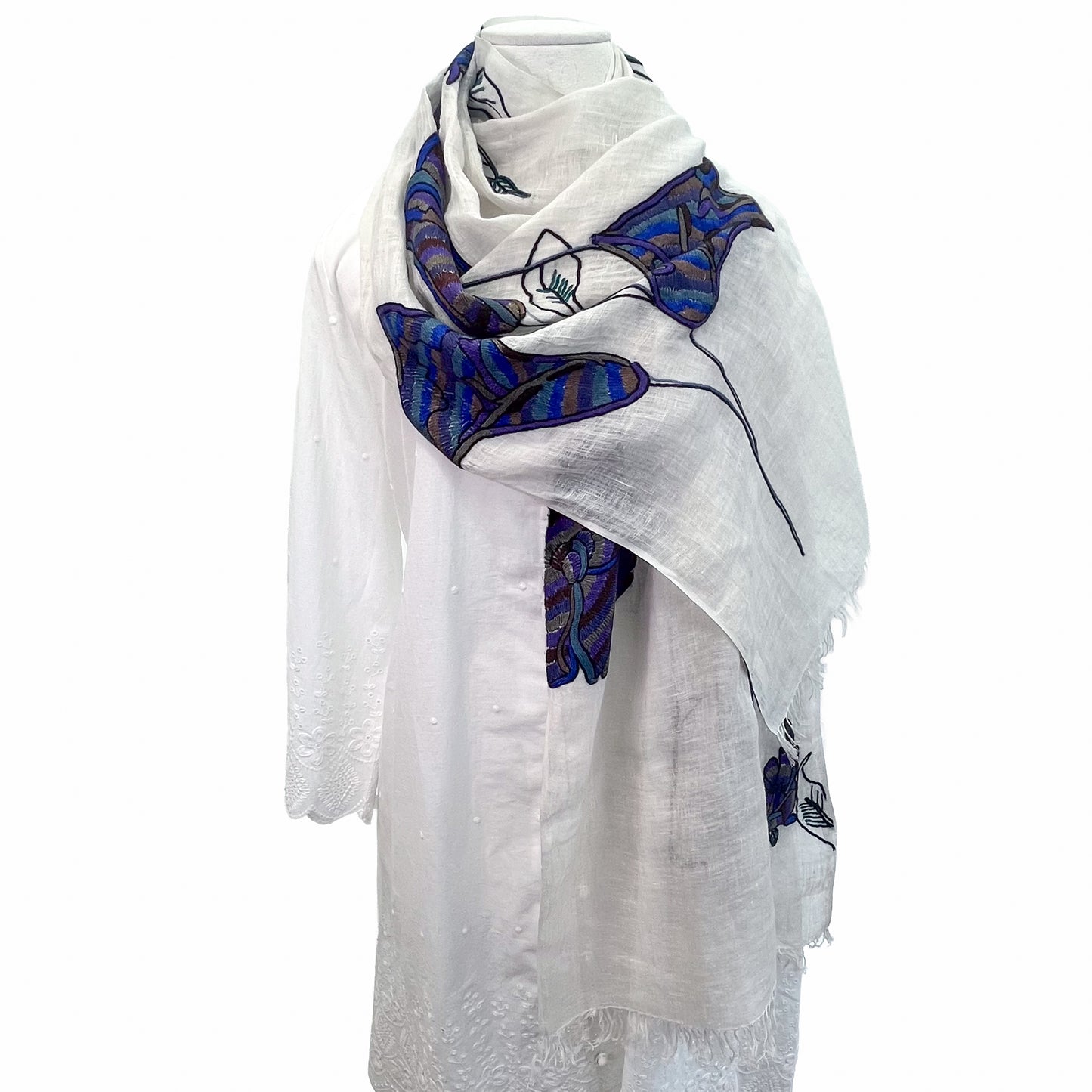 [10% OFF] Flower motif linen Ally hand-embroidered stole (white/navy) S-LA3008N_1305