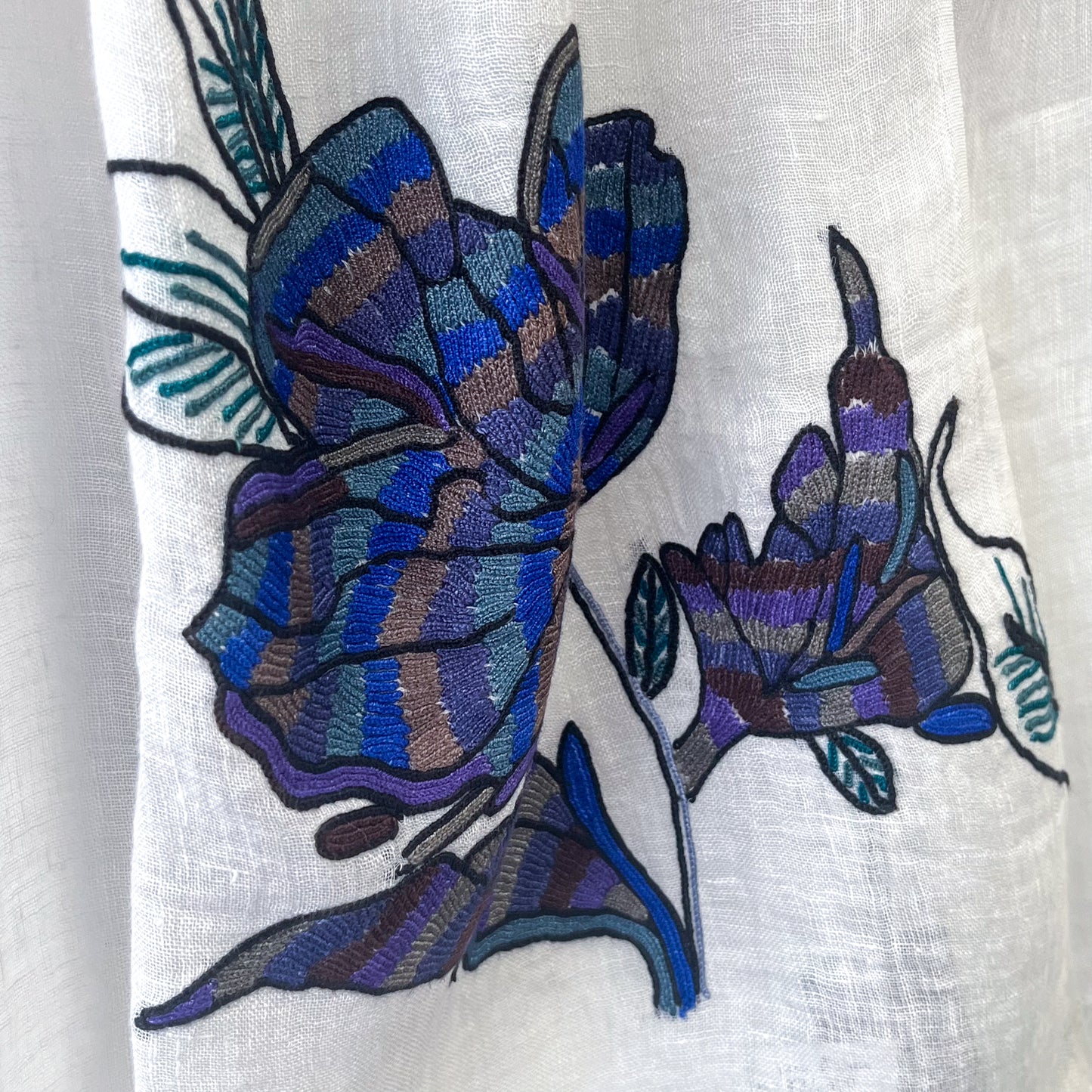 [10% OFF] Flower motif linen Ally hand-embroidered stole (white/navy) S-LA3008N_1305