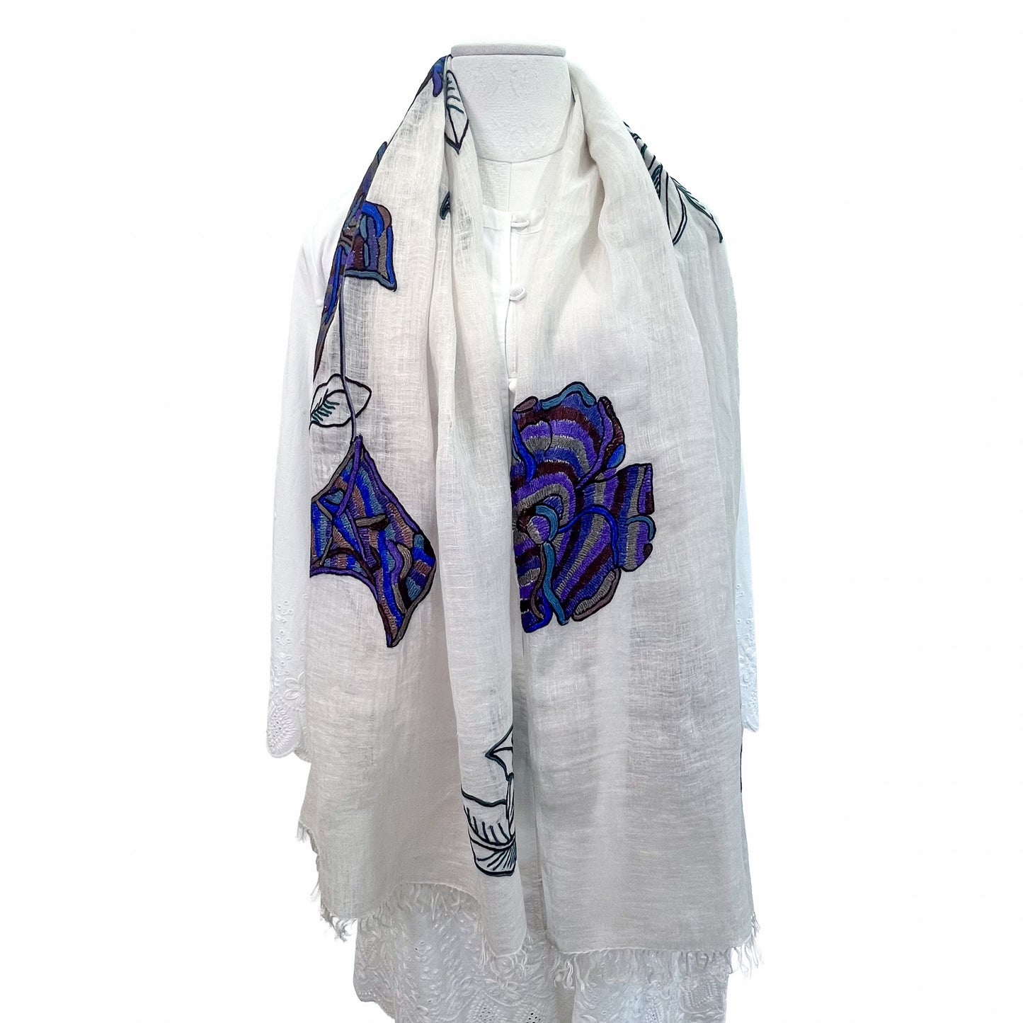 [10% OFF] Flower motif linen Ally hand-embroidered stole (white/navy) S-LA3008N_1305
