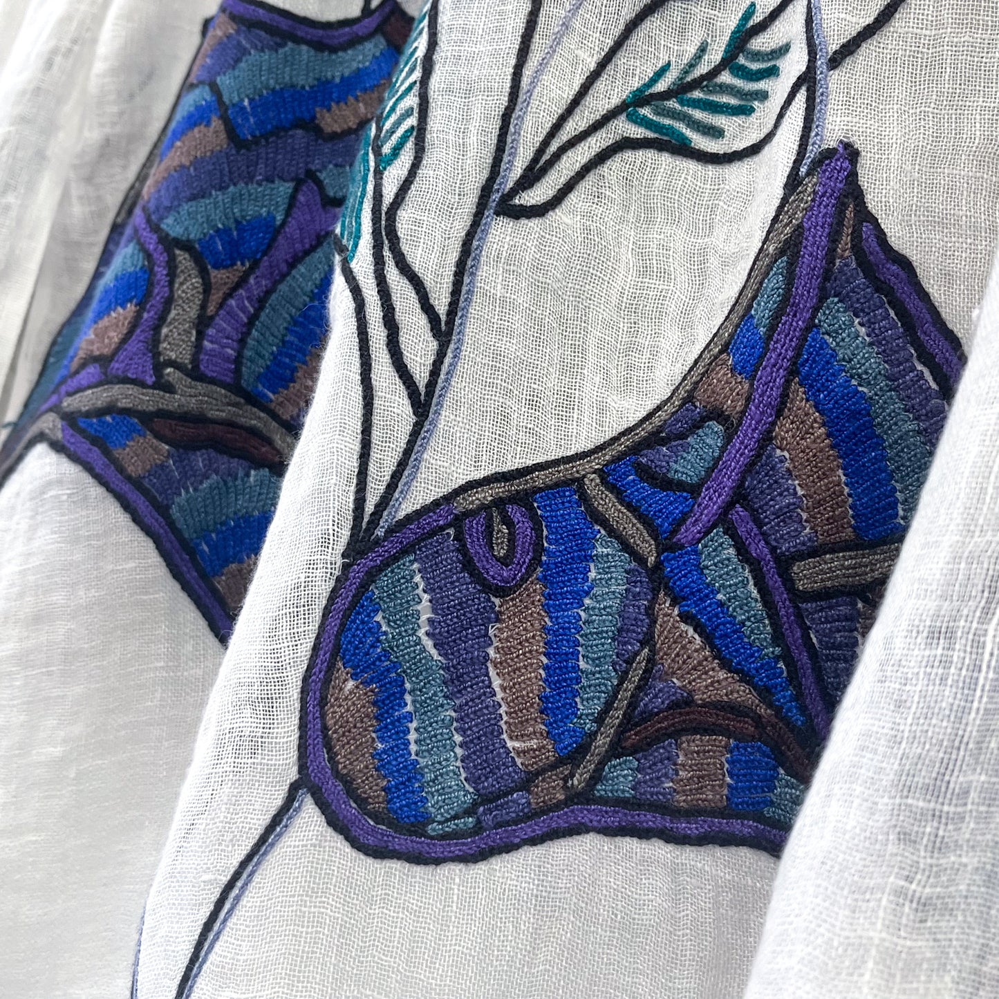 [10% OFF] Flower motif linen Ally hand-embroidered stole (white/navy) S-LA3008N_1305