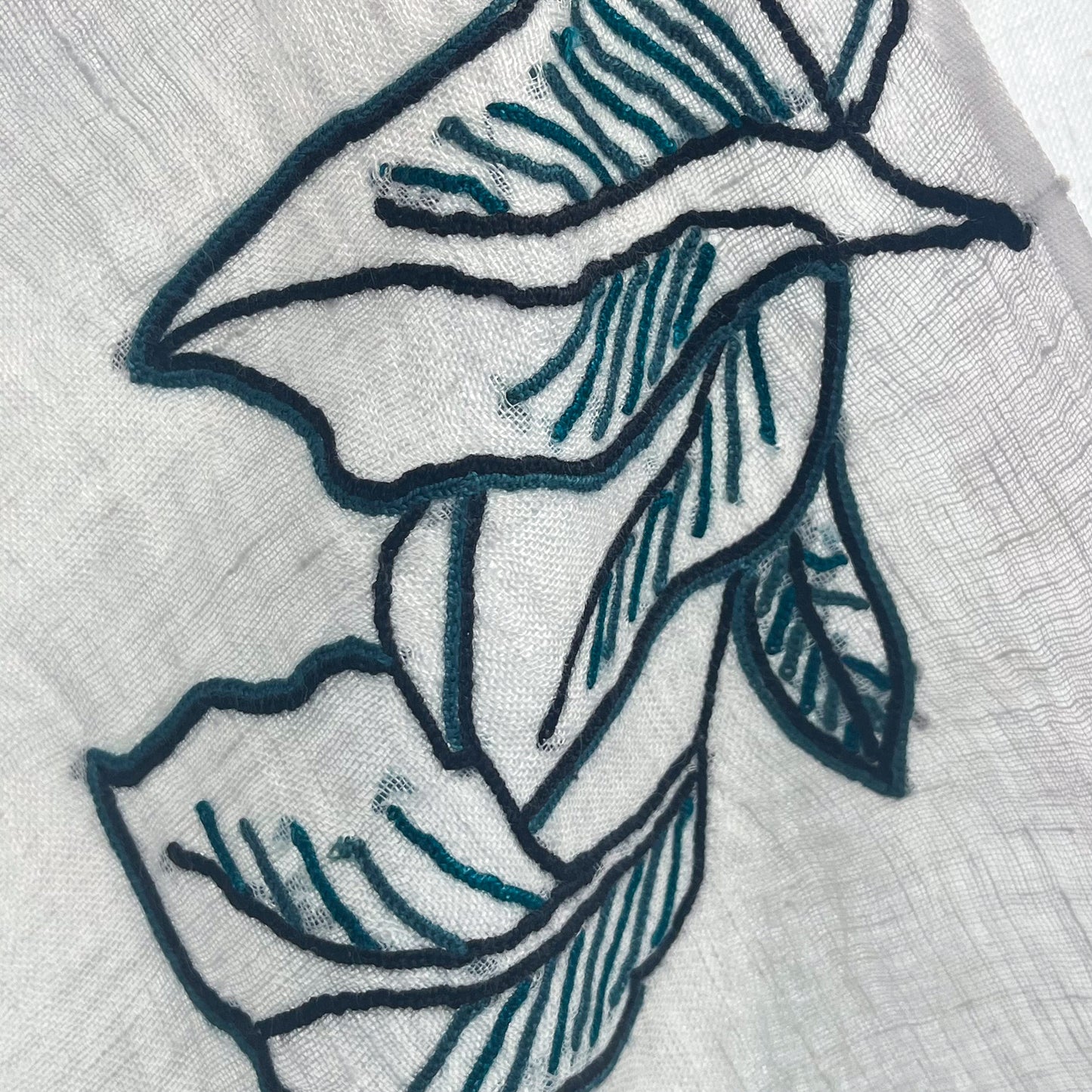 [10% OFF] Flower motif linen Ally hand-embroidered stole (white/navy) S-LA3008N_1305