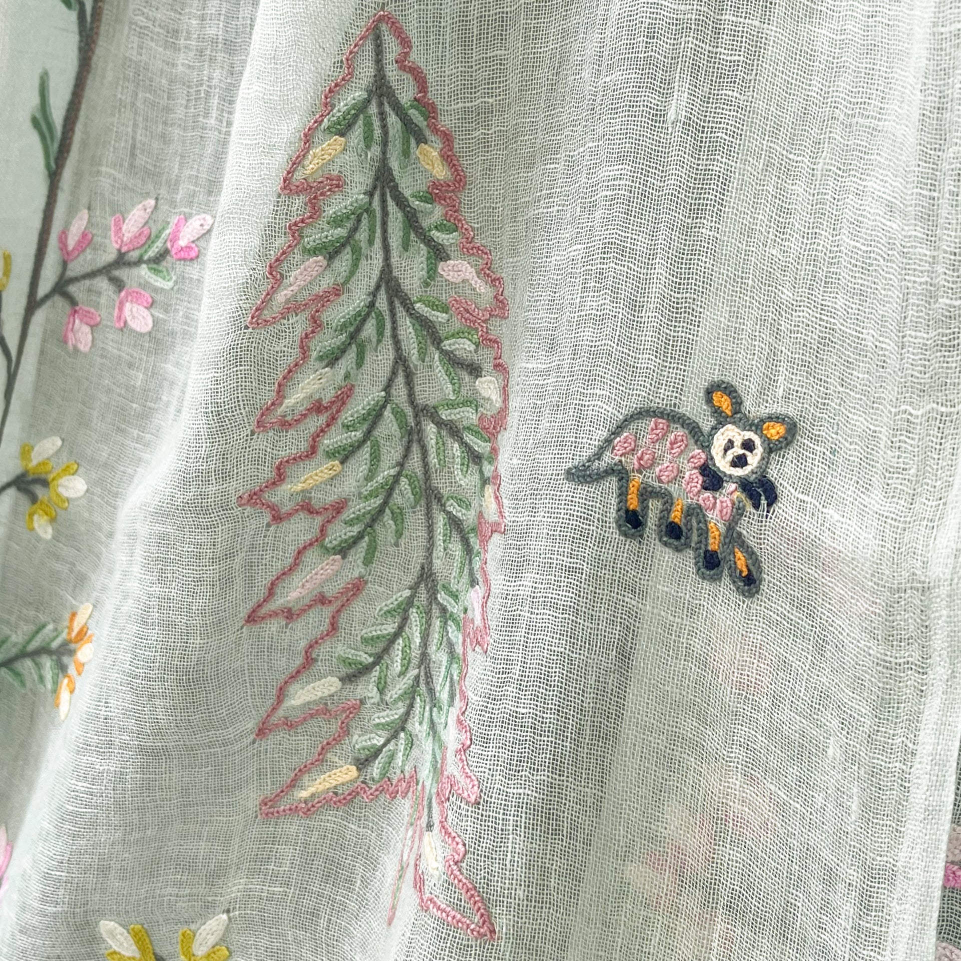 Tree of Life 麻素材 アリー手刺繍ストール (ライトグリーン) – TARA