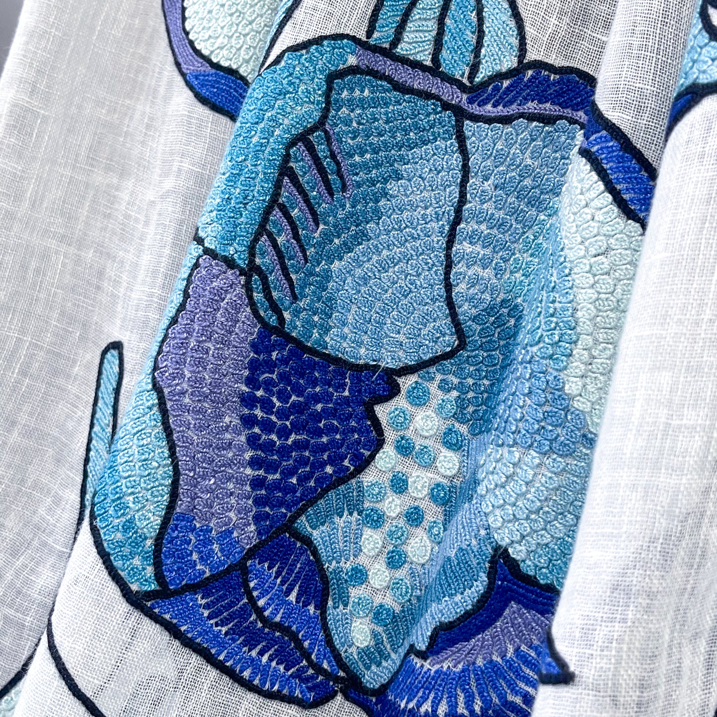 GARDEN IN A MIST Linen Ari Hand-Embroidered Stole (White/Blue)