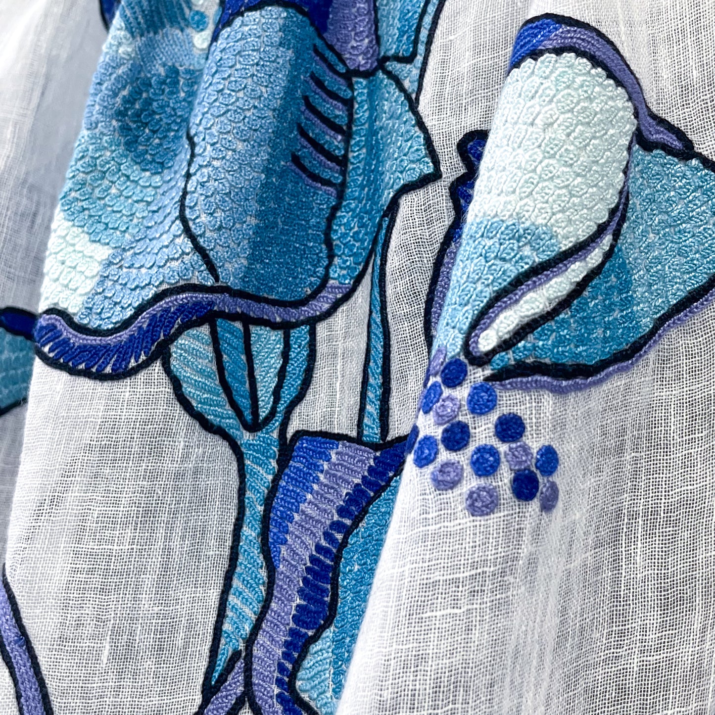 GARDEN IN A MIST Linen Ari Hand-Embroidered Stole (White/Blue)