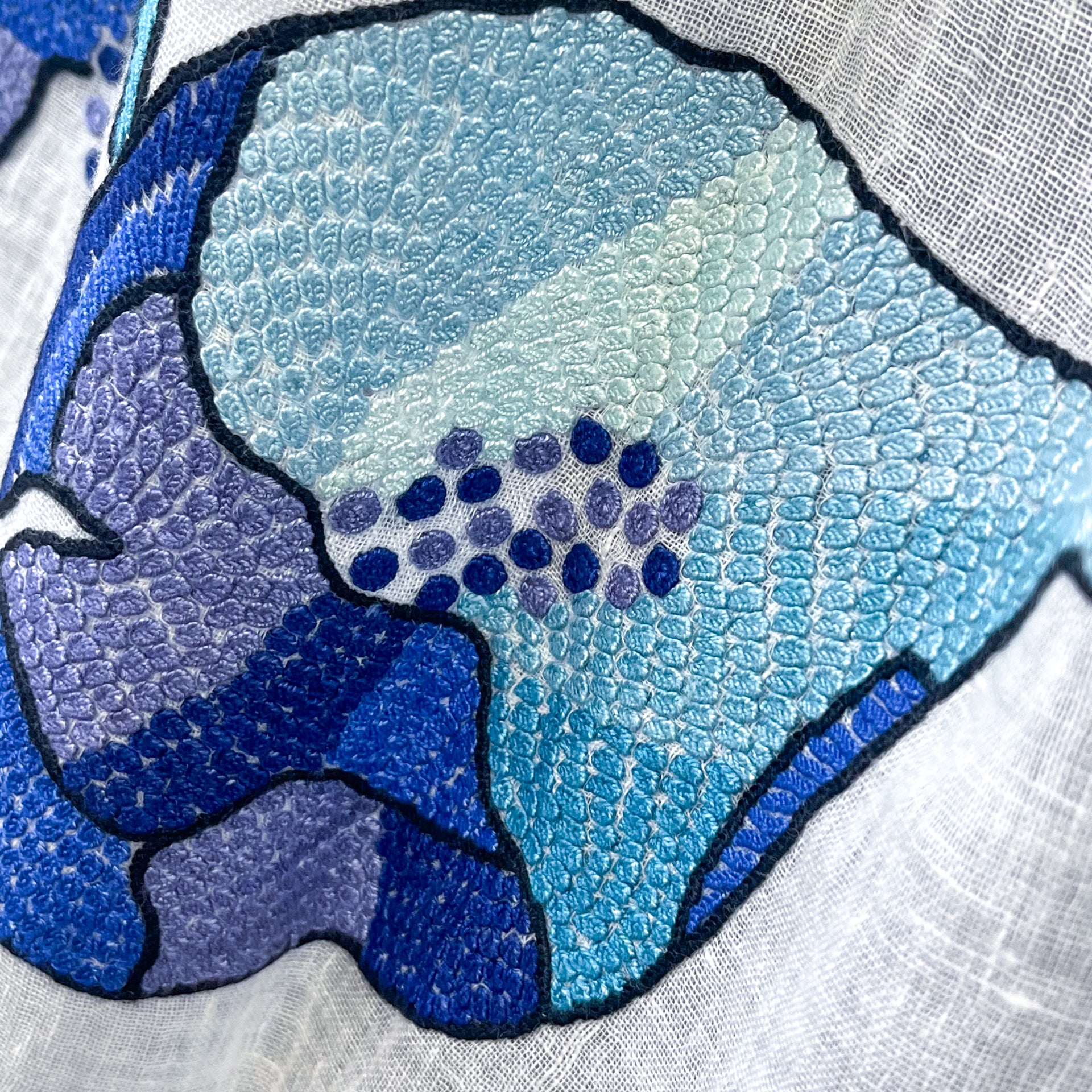 GARDEN IN A MIST 麻素材 アリー手刺繍ストール (ホワイト/ブルー