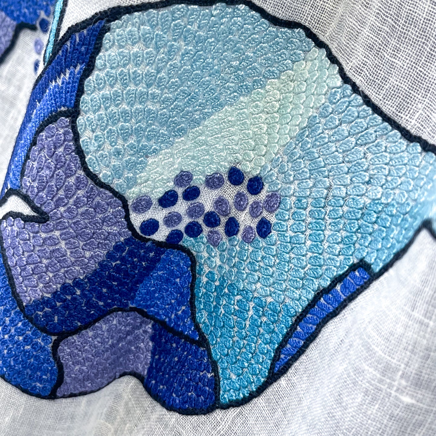 GARDEN IN A MIST Linen Ari Hand-Embroidered Stole (White/Blue)
