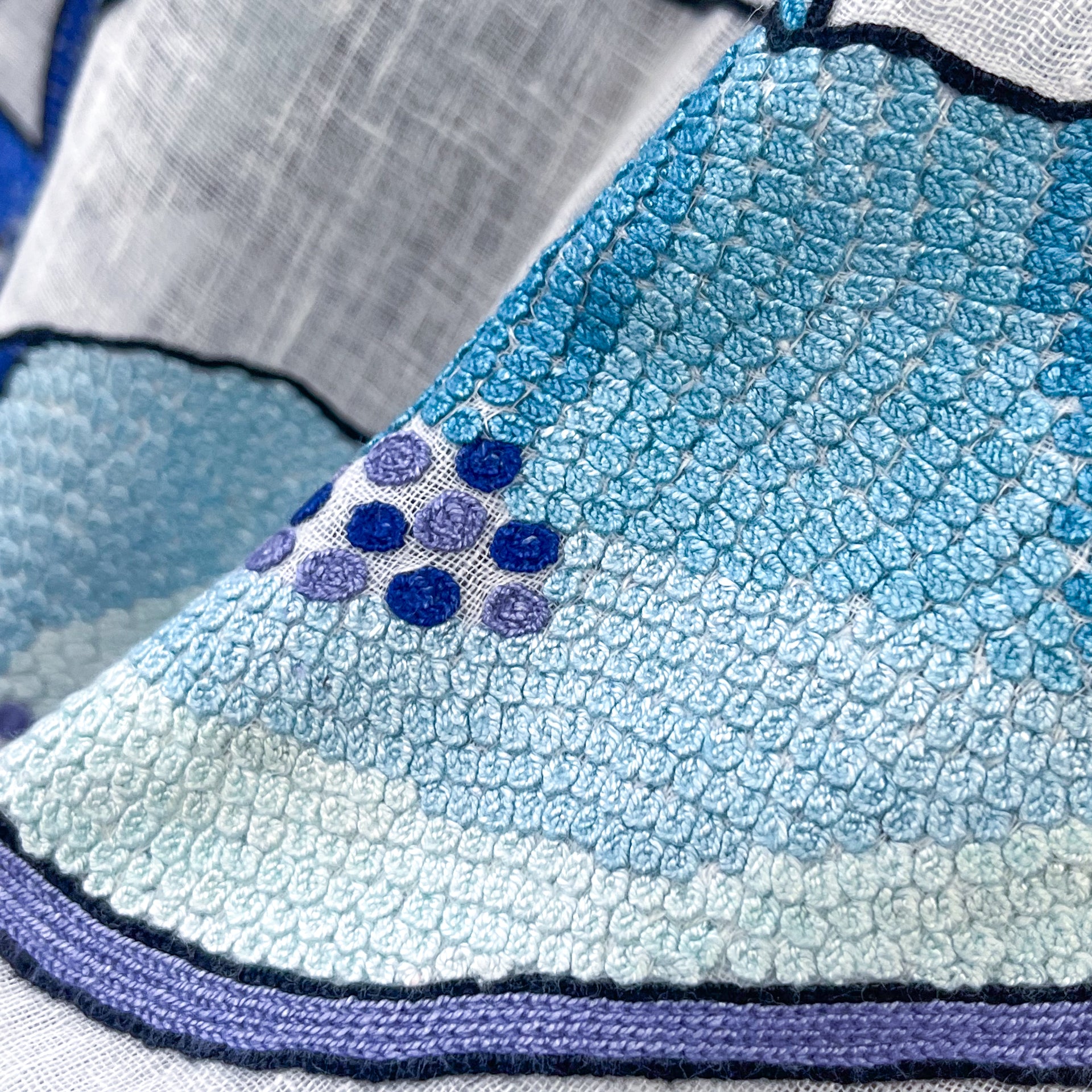 GARDEN IN A MIST 麻素材 アリー手刺繍ストール (ホワイト/ブルー