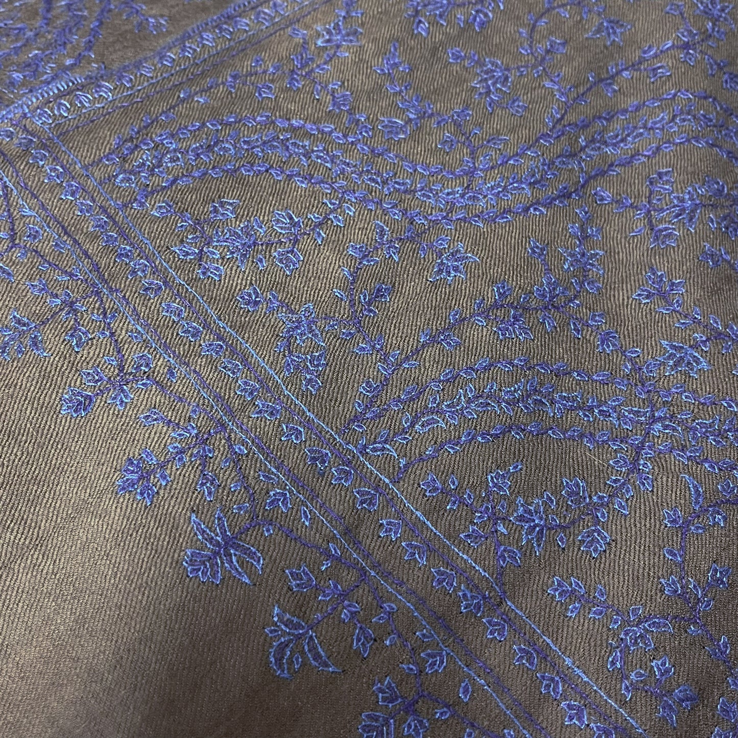 カシミヤ ニードル手刺繍ストール (グレージュ/ネイビー)