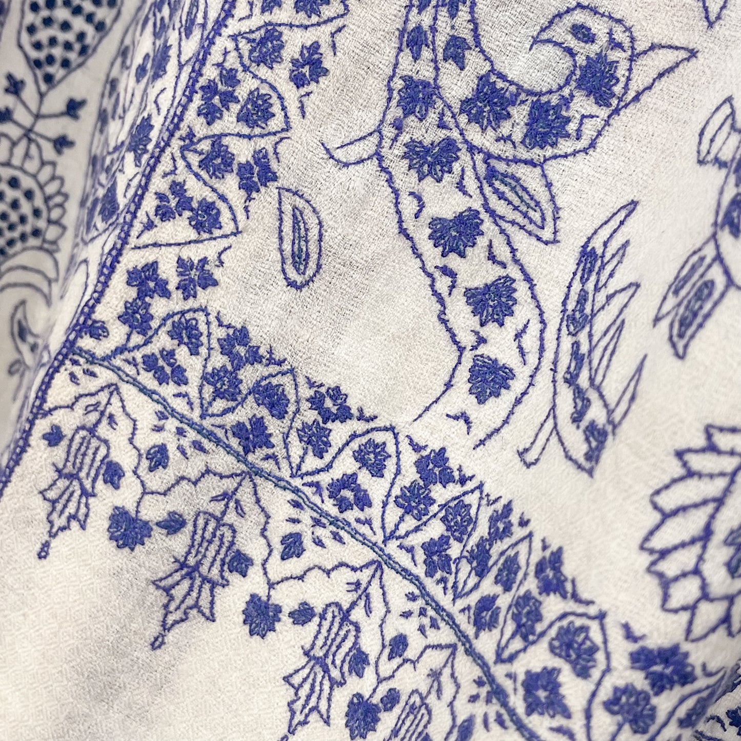 カシミヤ ニードル手刺繍ストール (ホワイト/ネイビー)
