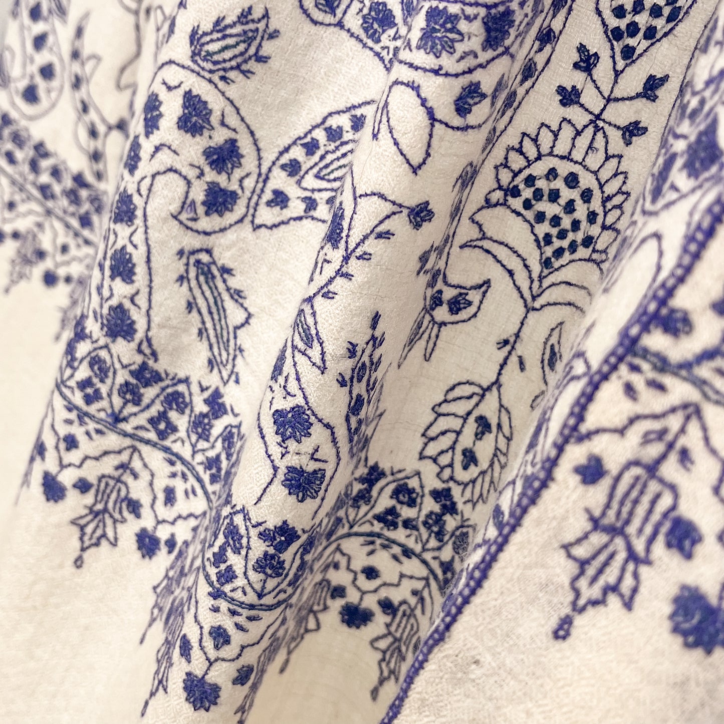 カシミヤ ニードル手刺繍ストール (ホワイト/ネイビー)