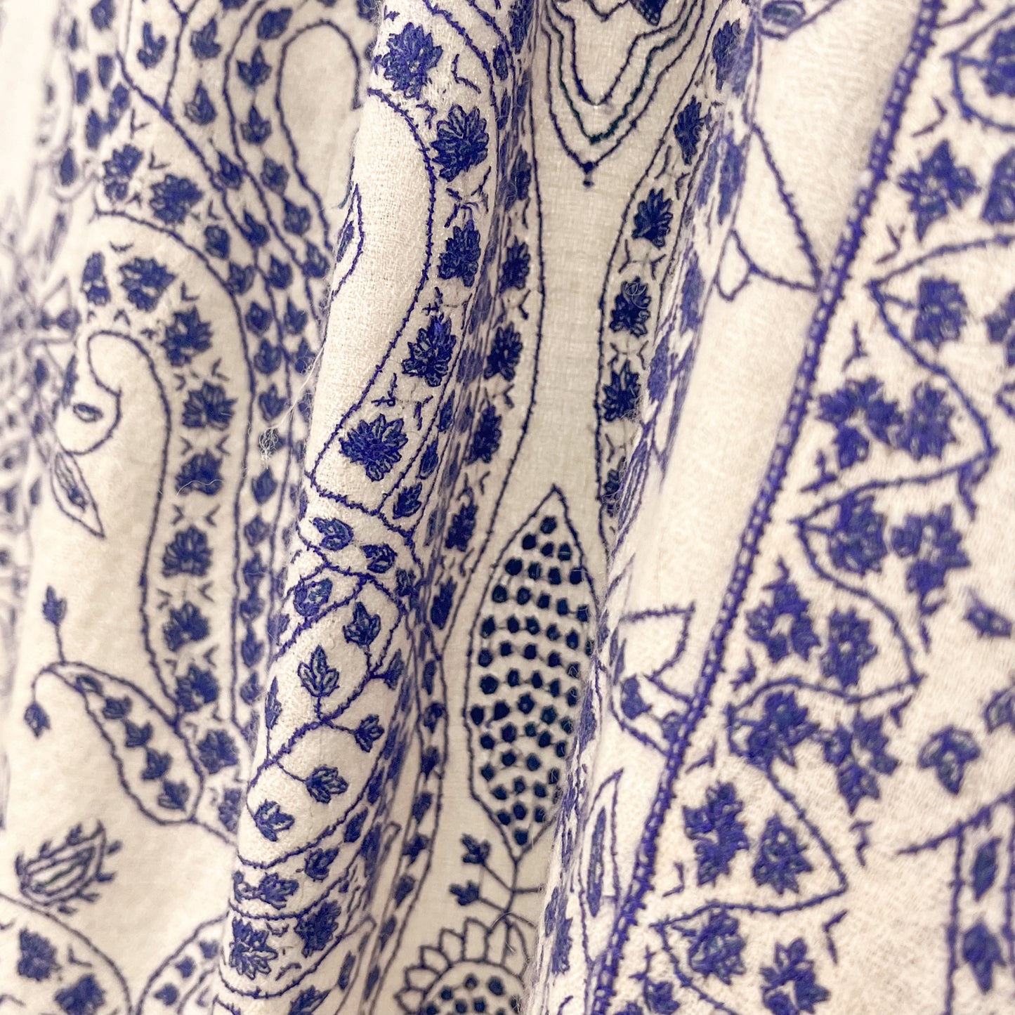 カシミヤ ニードル手刺繍ストール (ホワイト/ネイビー)