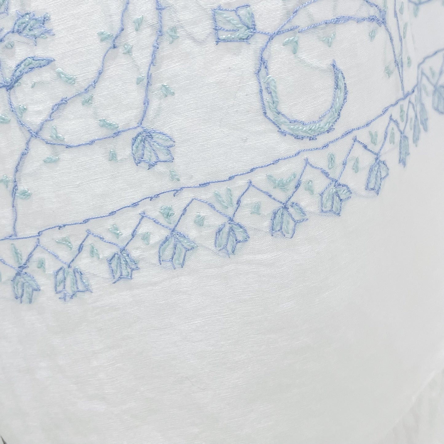 シルク&コットン ニードル手刺繍ストール(ホワイト/ライトブルー)【銀座店リニューアル記念スペシャルプライス】