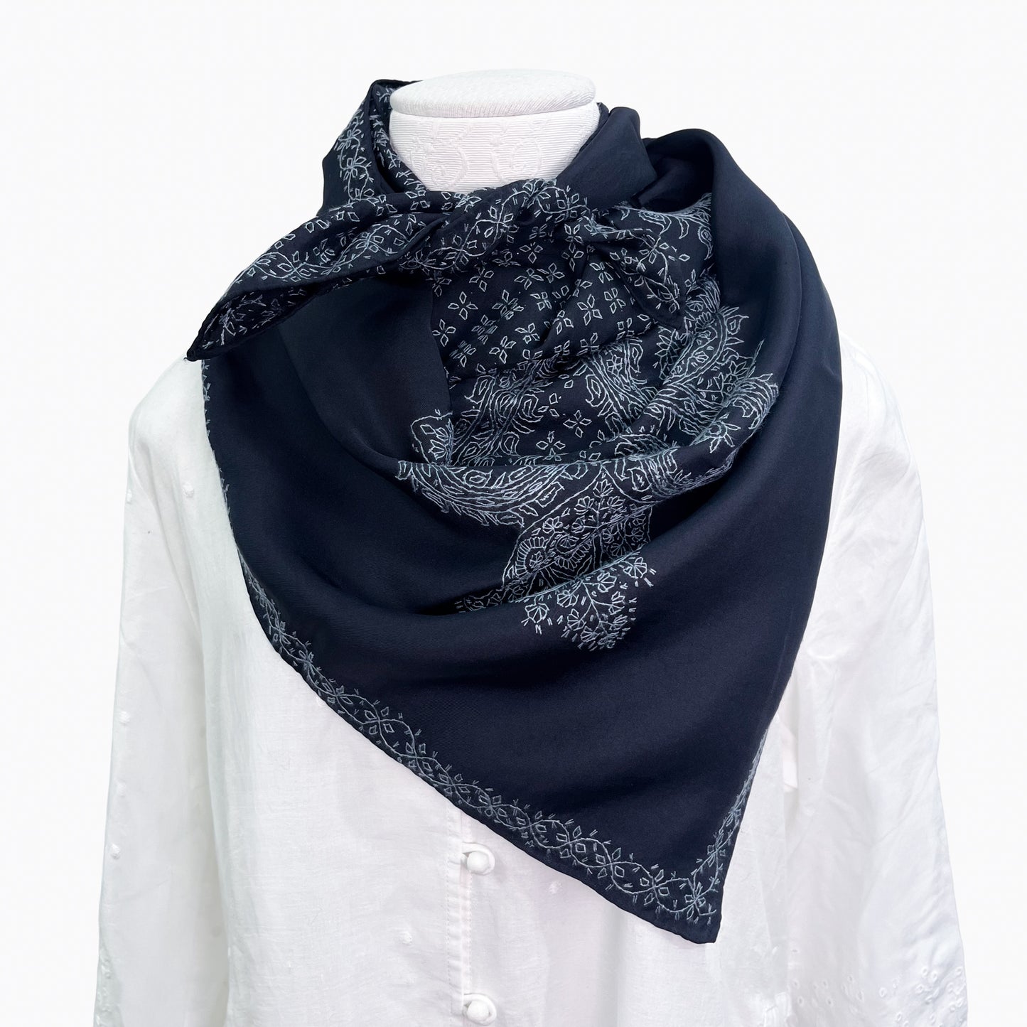 シルク ニードル手刺繍スカーフ (ブラック/ライトブルー)