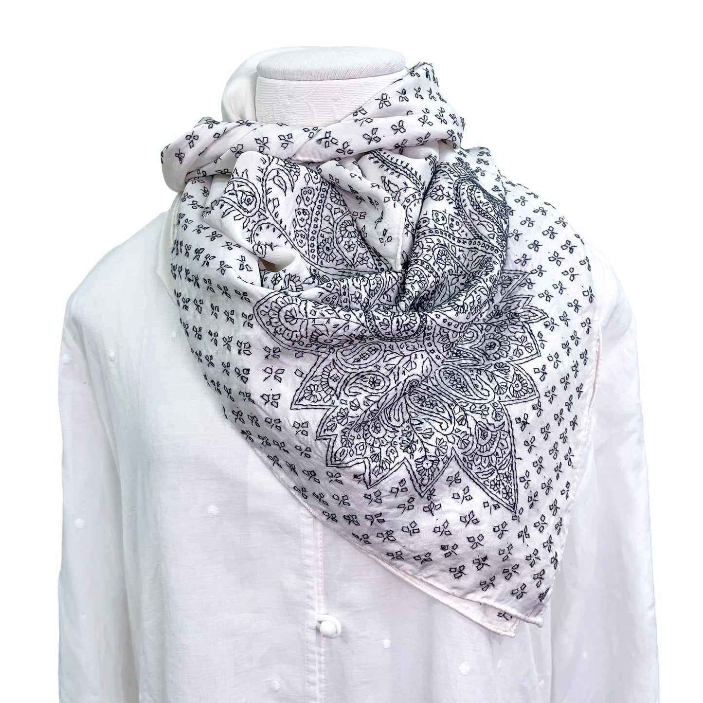 シルク ニードル手刺繍スカーフ (ホワイト)