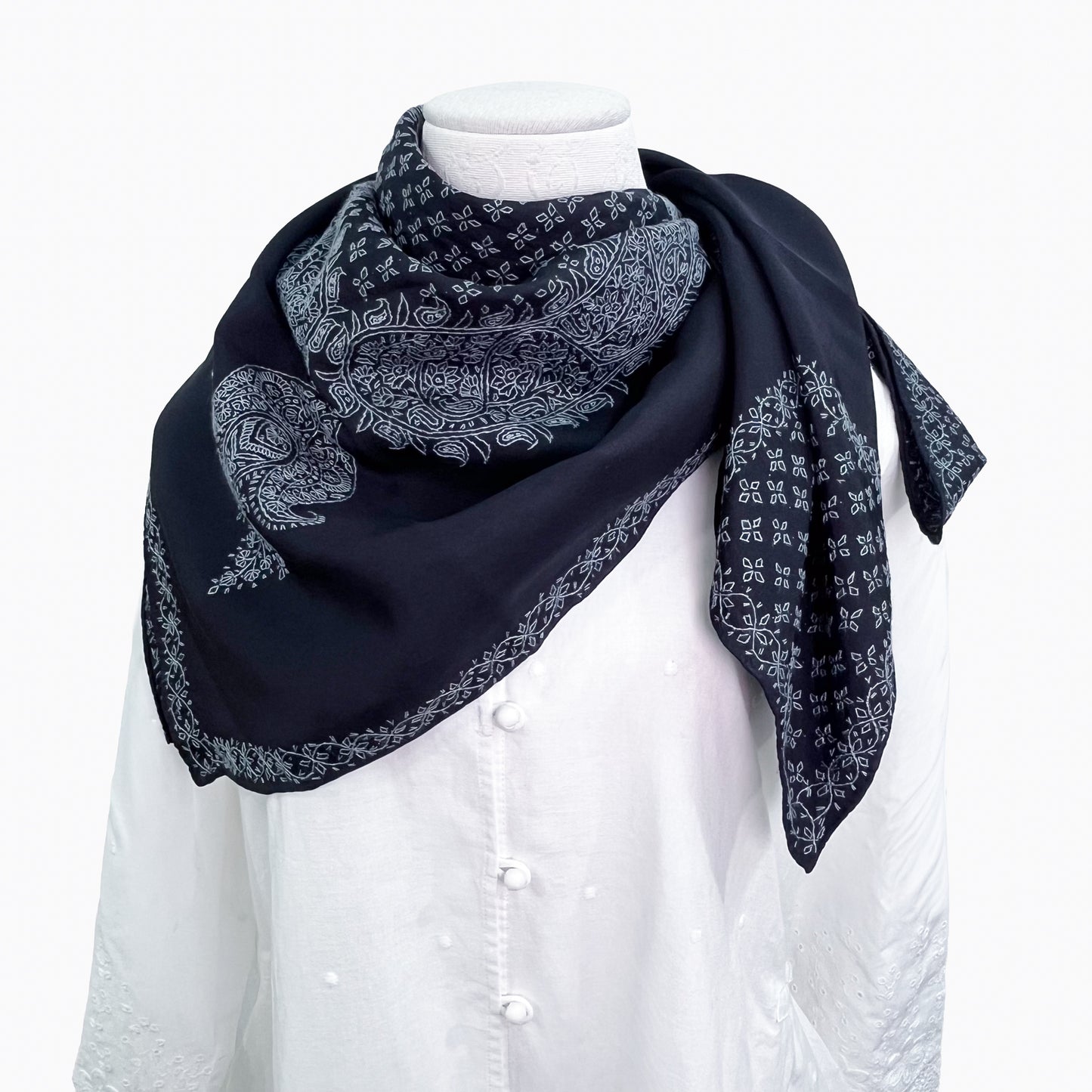 シルク ニードル手刺繍スカーフ (ブラック/ライトブルー)