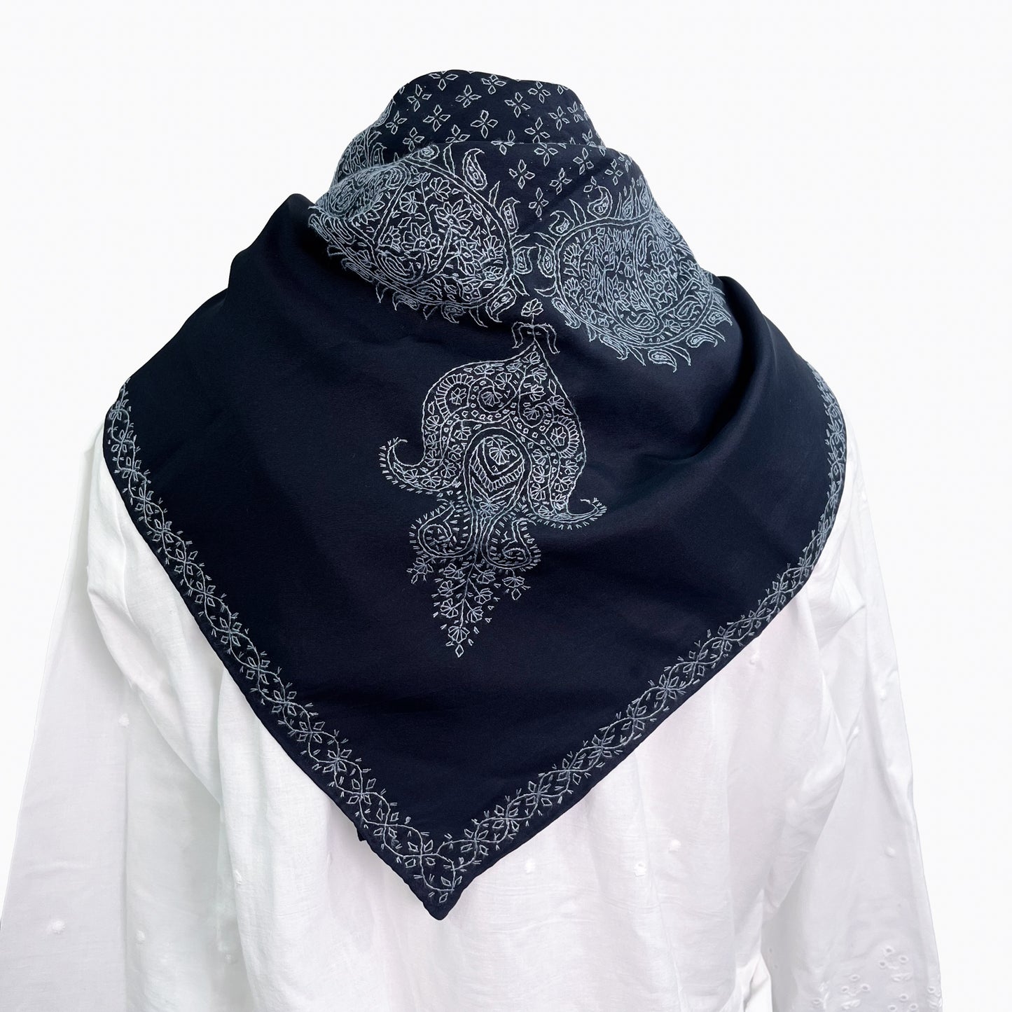 シルク ニードル手刺繍スカーフ (ブラック/ライトブルー)