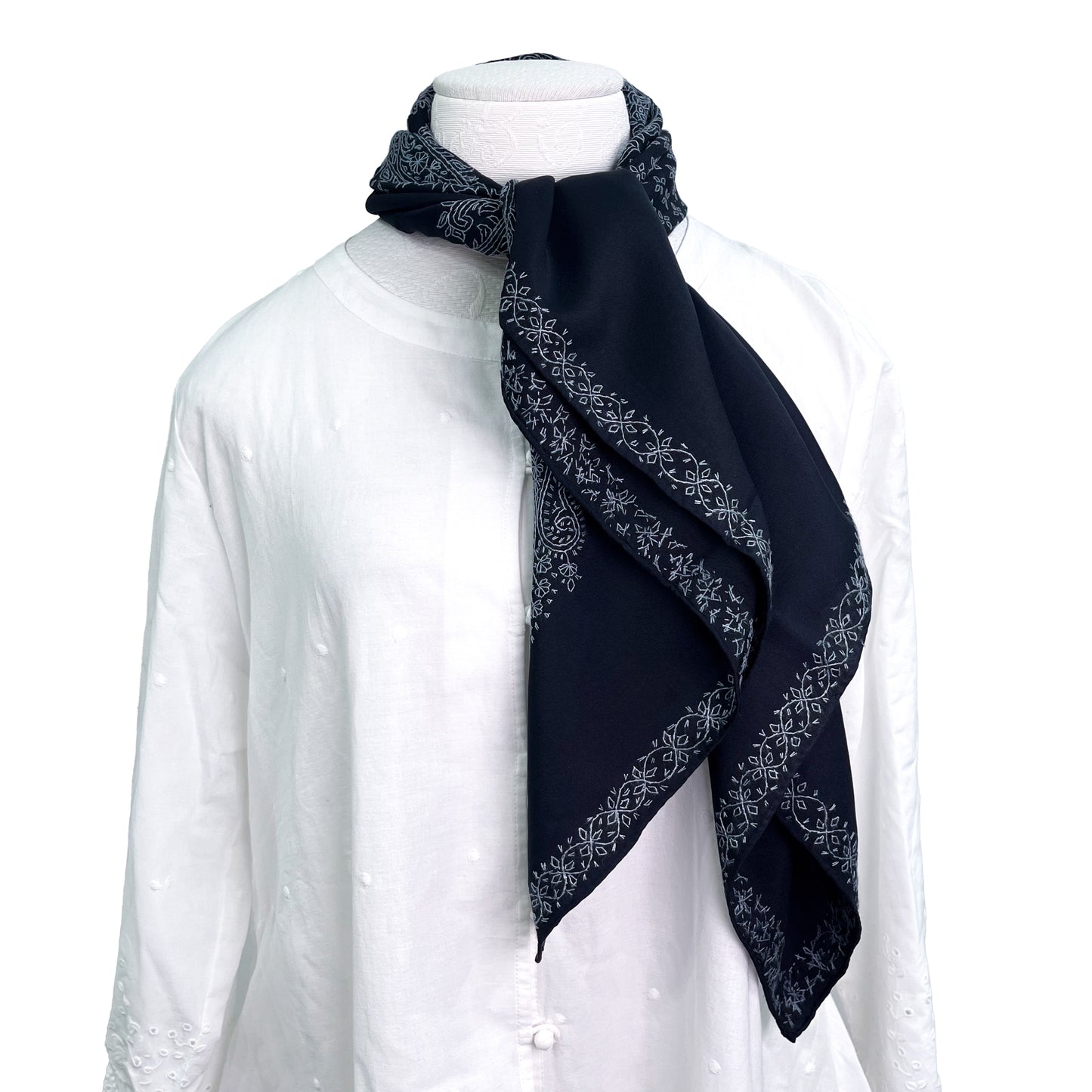 シルク ニードル手刺繍スカーフ (ブラック/ライトブルー)