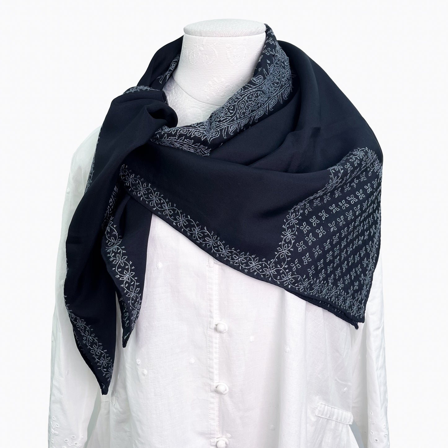 シルク ニードル手刺繍スカーフ (ブラック/ライトブルー)