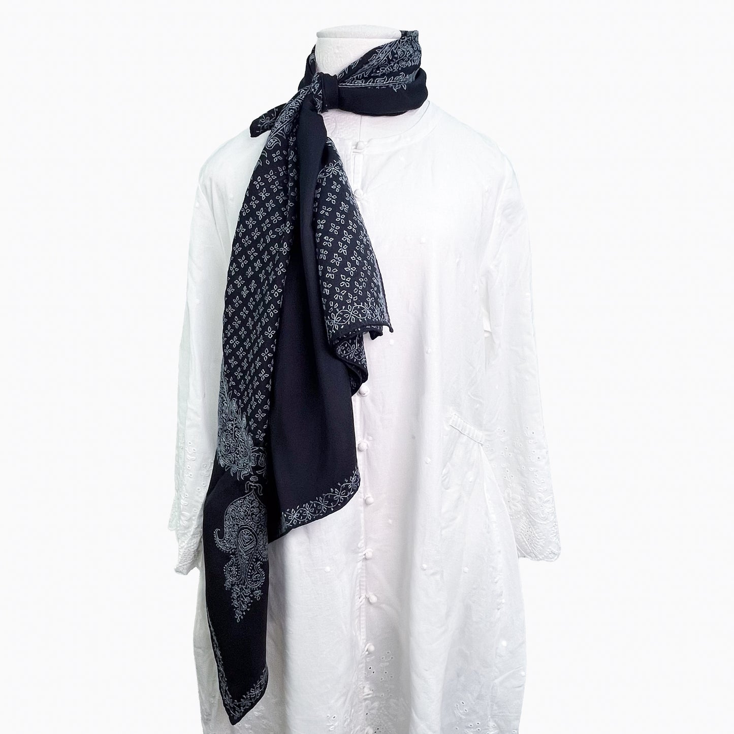 シルク ニードル手刺繍スカーフ (ブラック/ライトブルー)