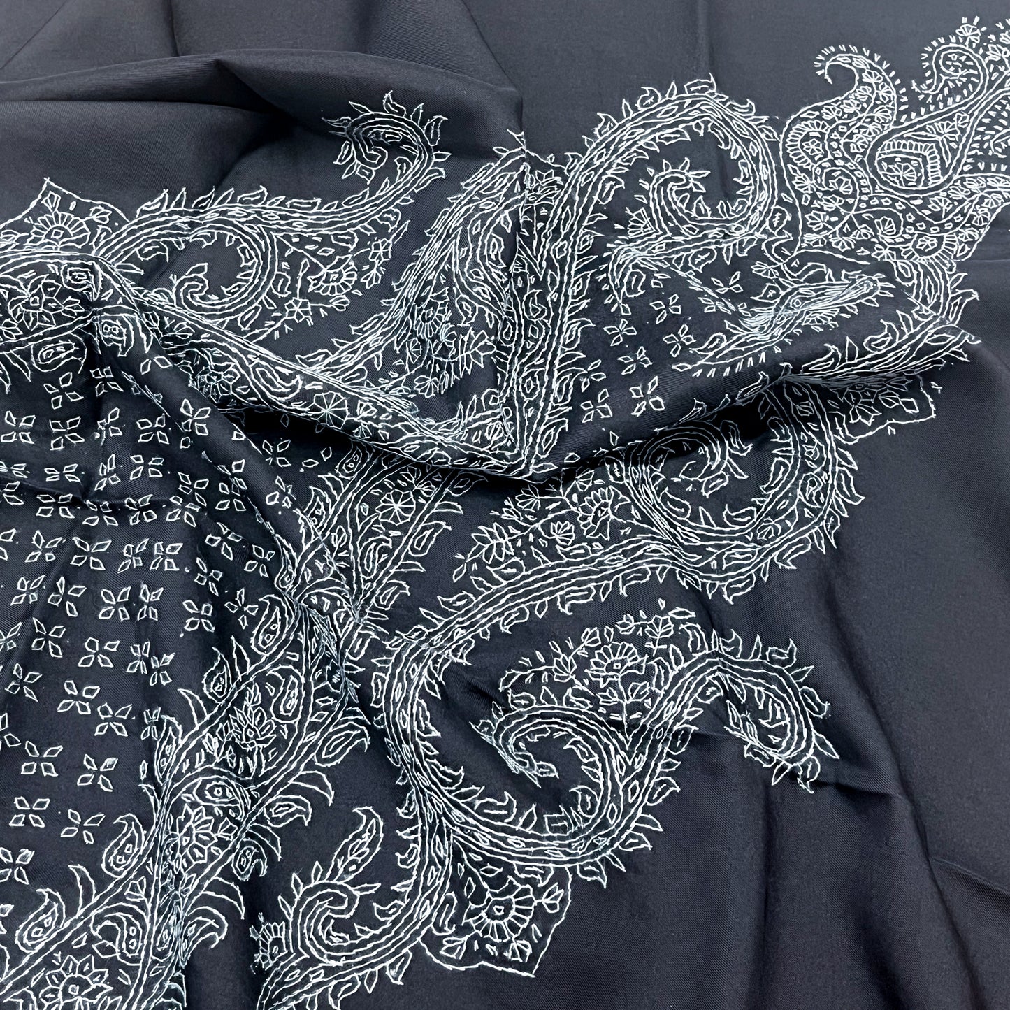 シルク ニードル手刺繍スカーフ (ブラック/ライトブルー)