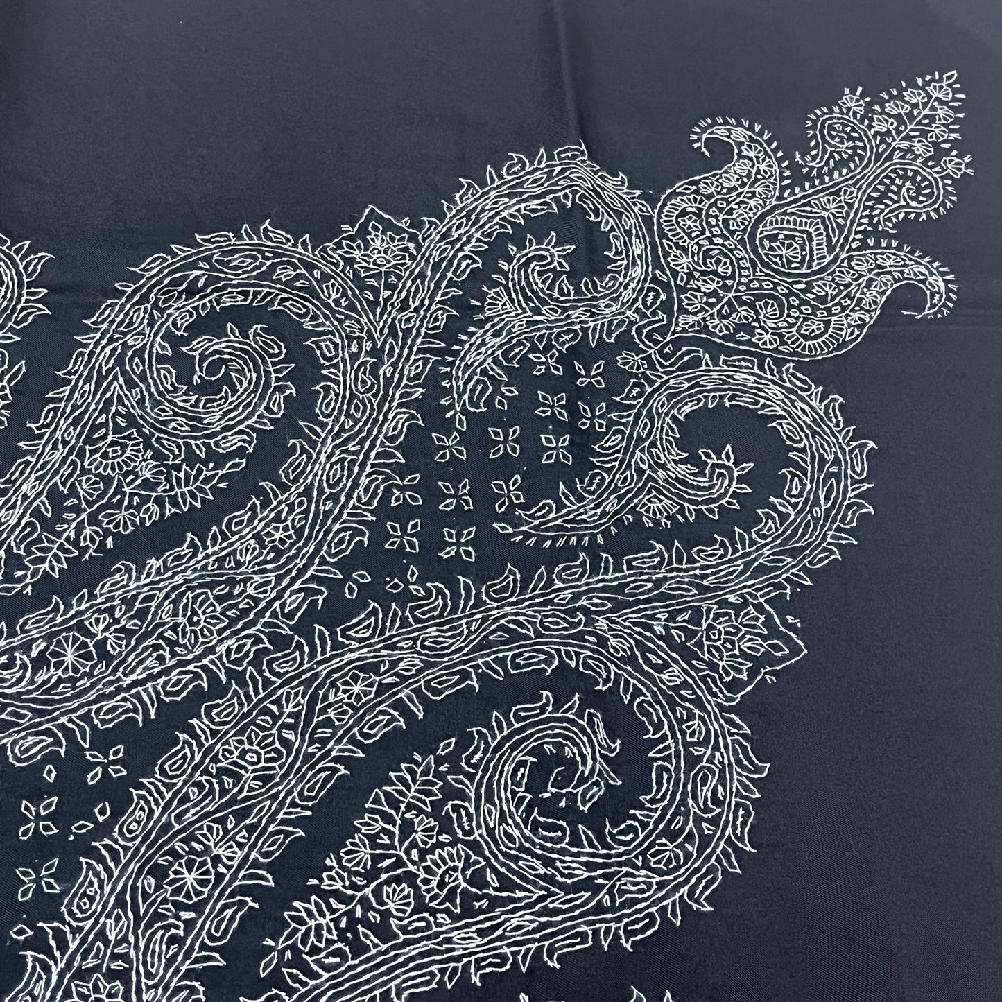 シルク ニードル手刺繍スカーフ (ブラック/ライトブルー)