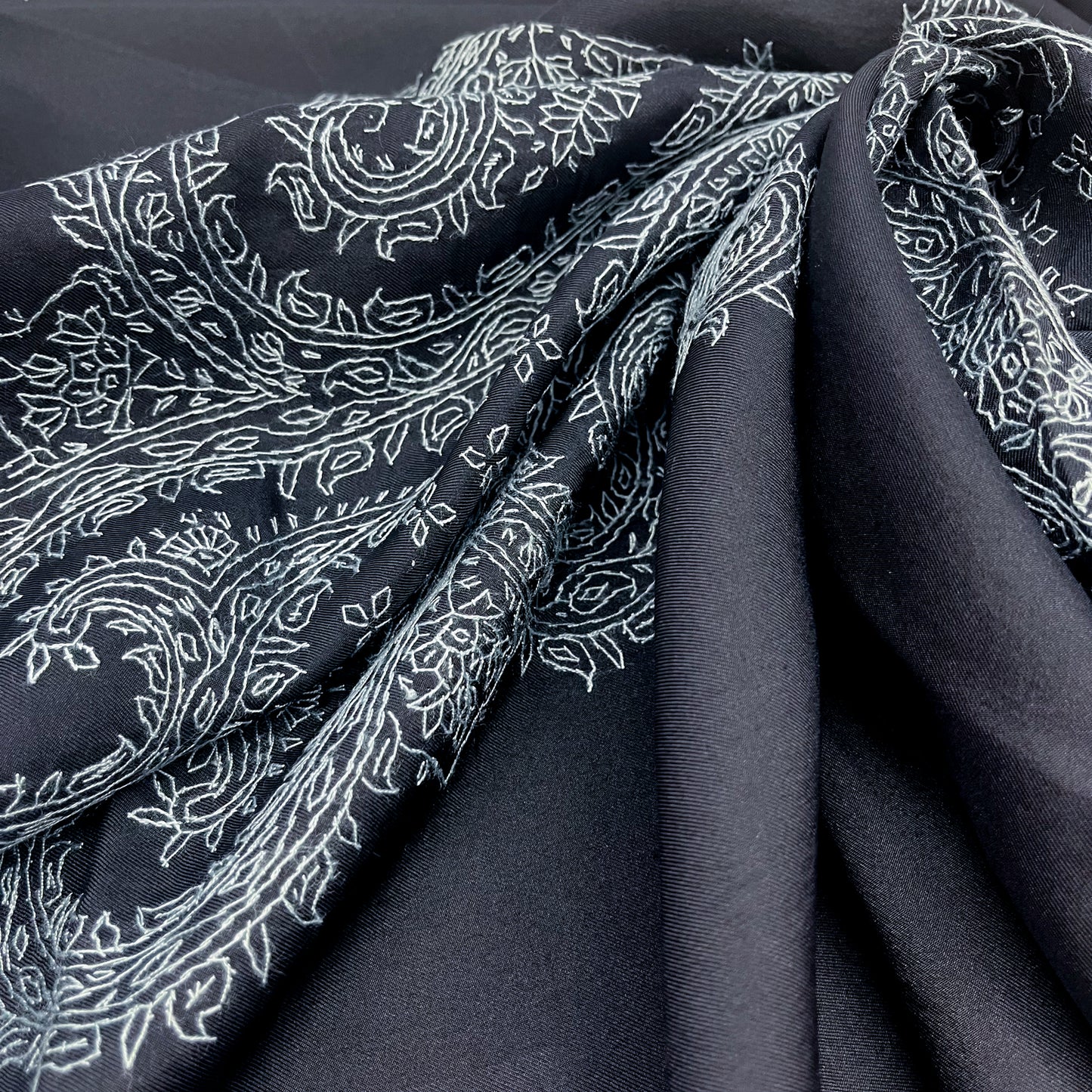 シルク ニードル手刺繍スカーフ (ブラック/ライトブルー)