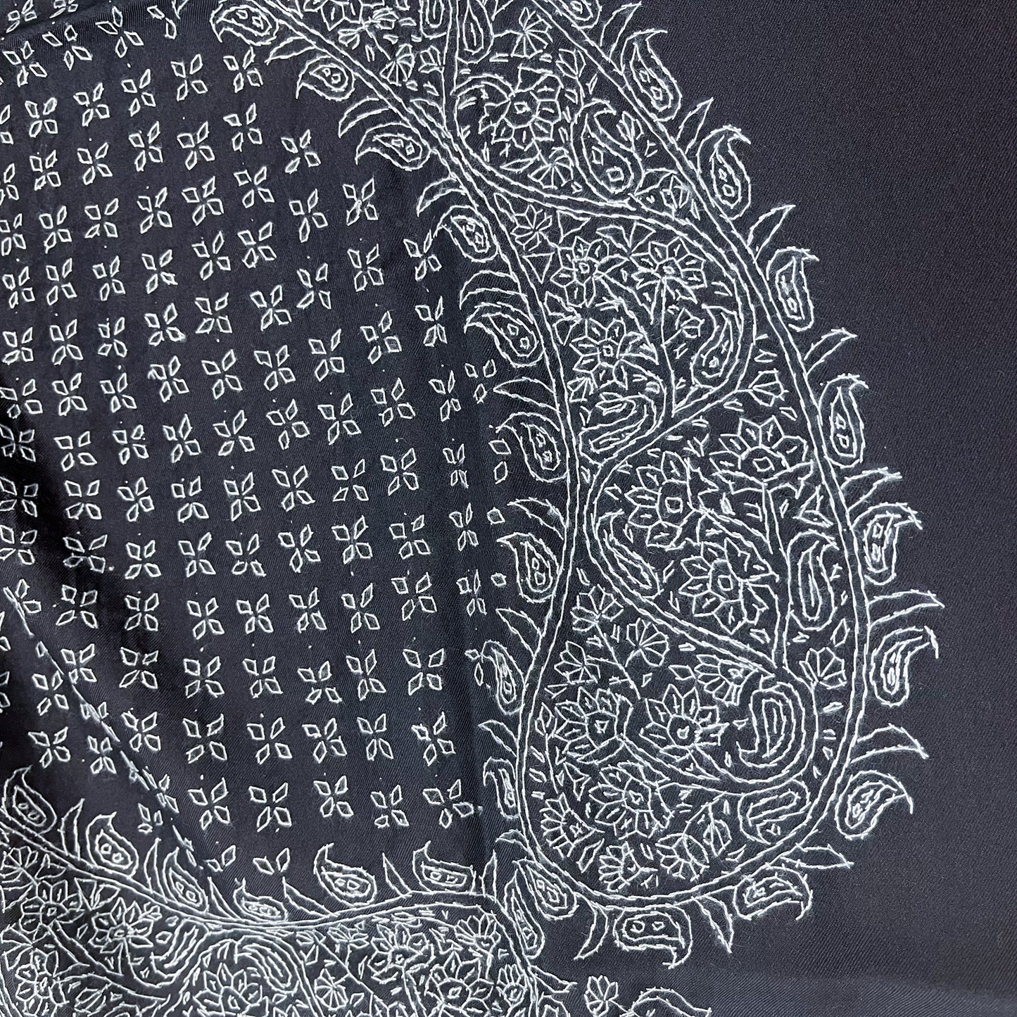 シルク ニードル手刺繍スカーフ (ブラック/ライトブルー)