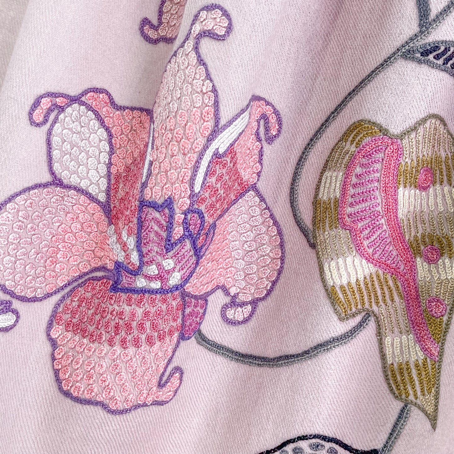 [Free Shipping] Flower Wool &amp; Silk Hand Embroidered Stole 60cm x 190cm (Light Gray)