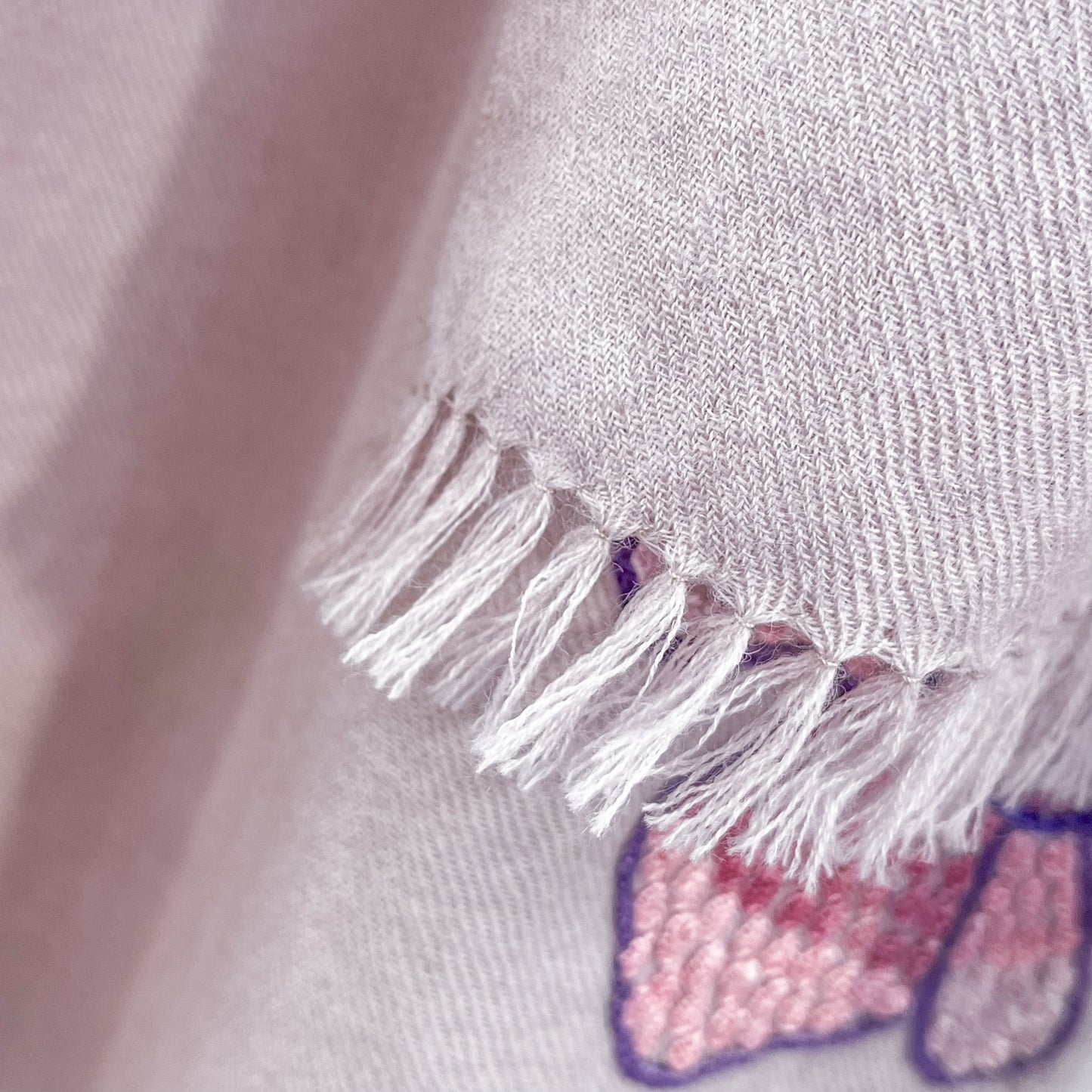 [Free Shipping] Flower Wool &amp; Silk Hand Embroidered Stole 60cm x 190cm (Light Gray)